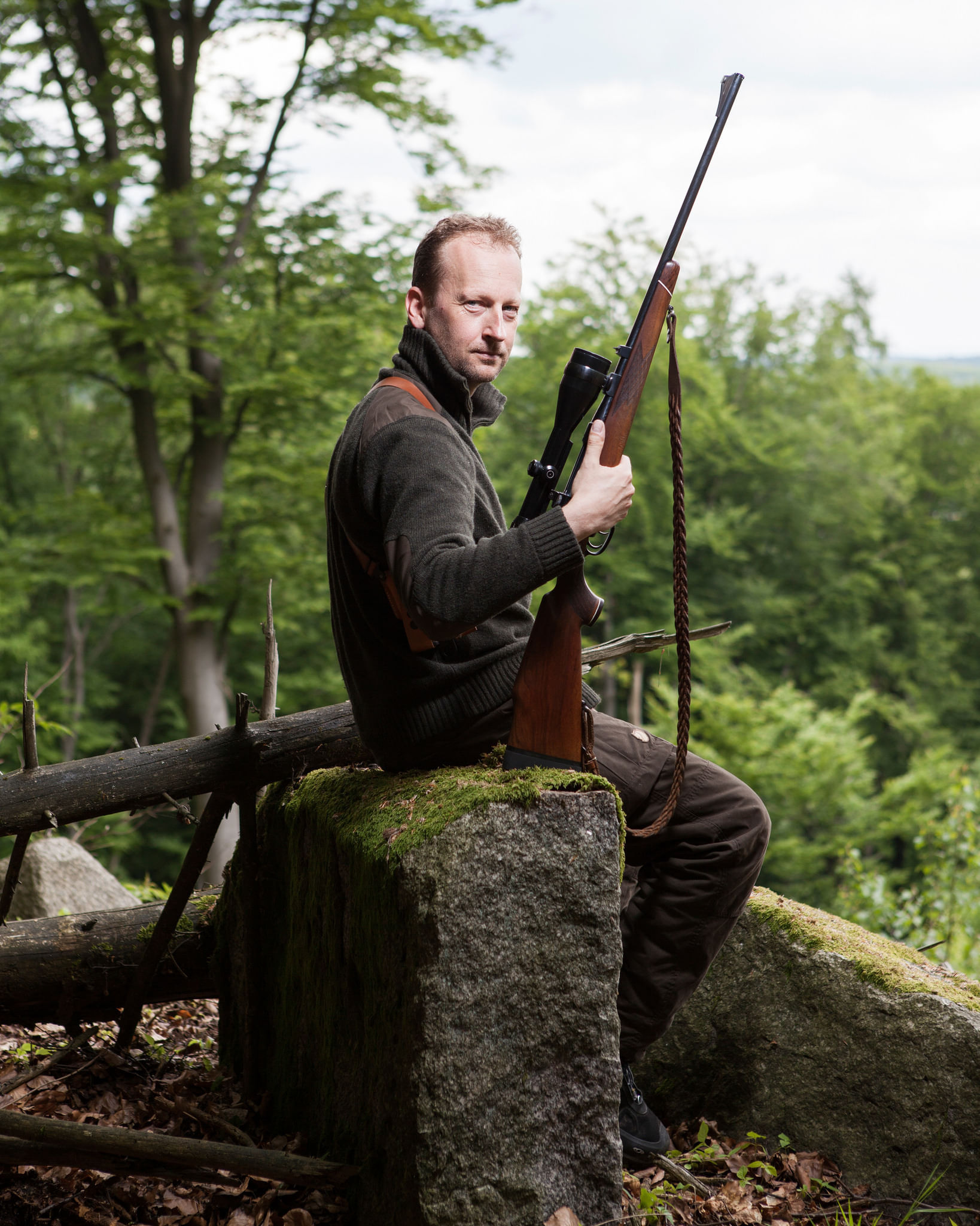 Ein Jäger im Odenwald mit seinem Jagdgewehr.