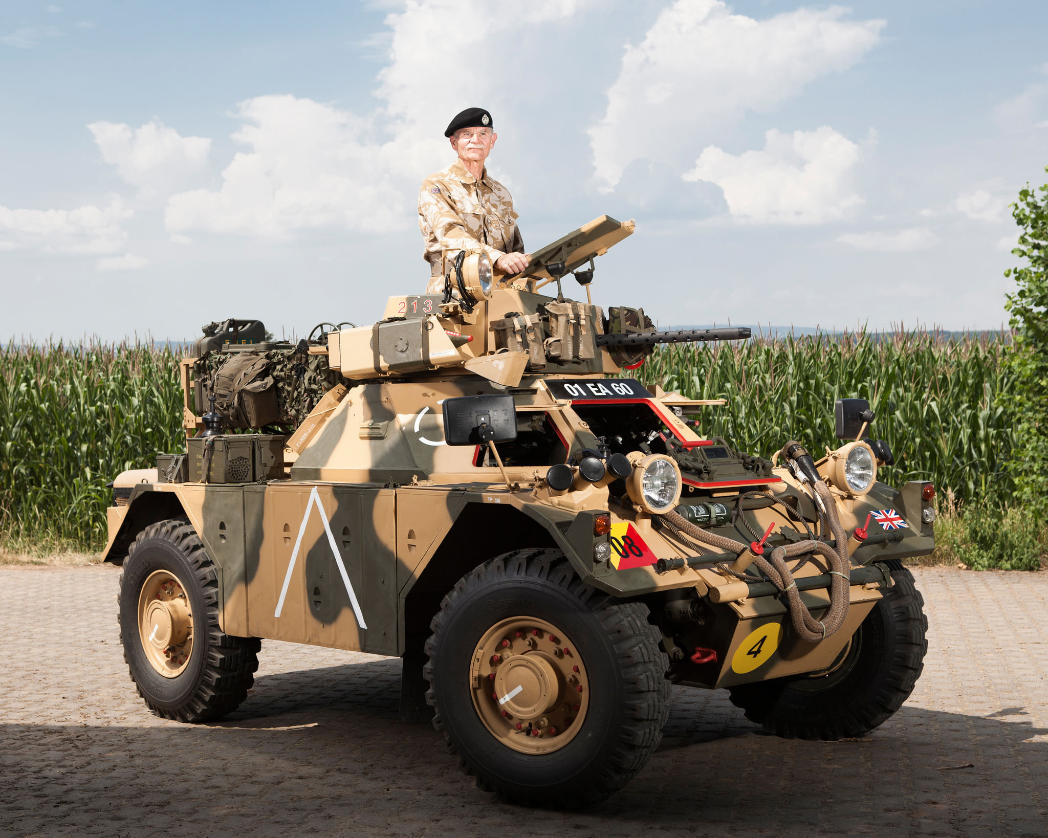 Ein Militärenthusiast hat sich einen eigenen britischen Panzer gebaut hat. Eine Reproduktion des Daimler Ferret von 1962.