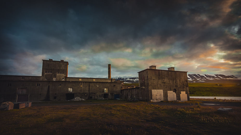 Alte Heringsfabrik in Djupavik, jetzt Kunststation