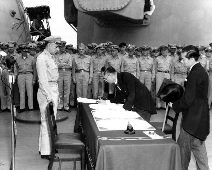 Japans Außenminister Mamoru Shigemitsu unterzeichnet am 2. September 1945 die Kapitulationsurkunde. Das Land kapitulierte aber nicht wegen der Atombombenabwürfe.