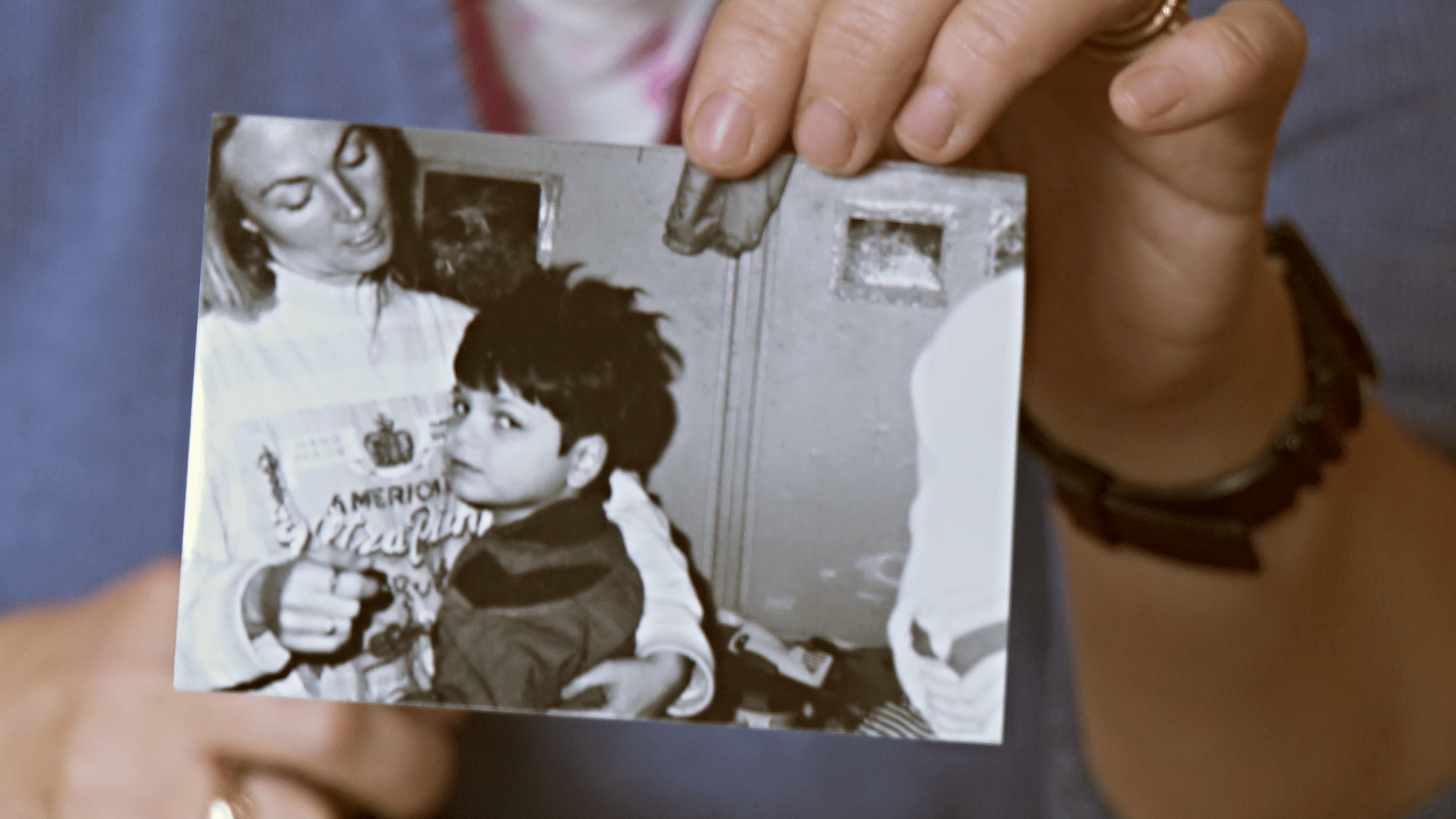 Stephanie hält ein Foto von Nicu. Sie pflegte den geistig und körperlich behinderten rumänischen Waisenjungen in den 90er-Jahren.