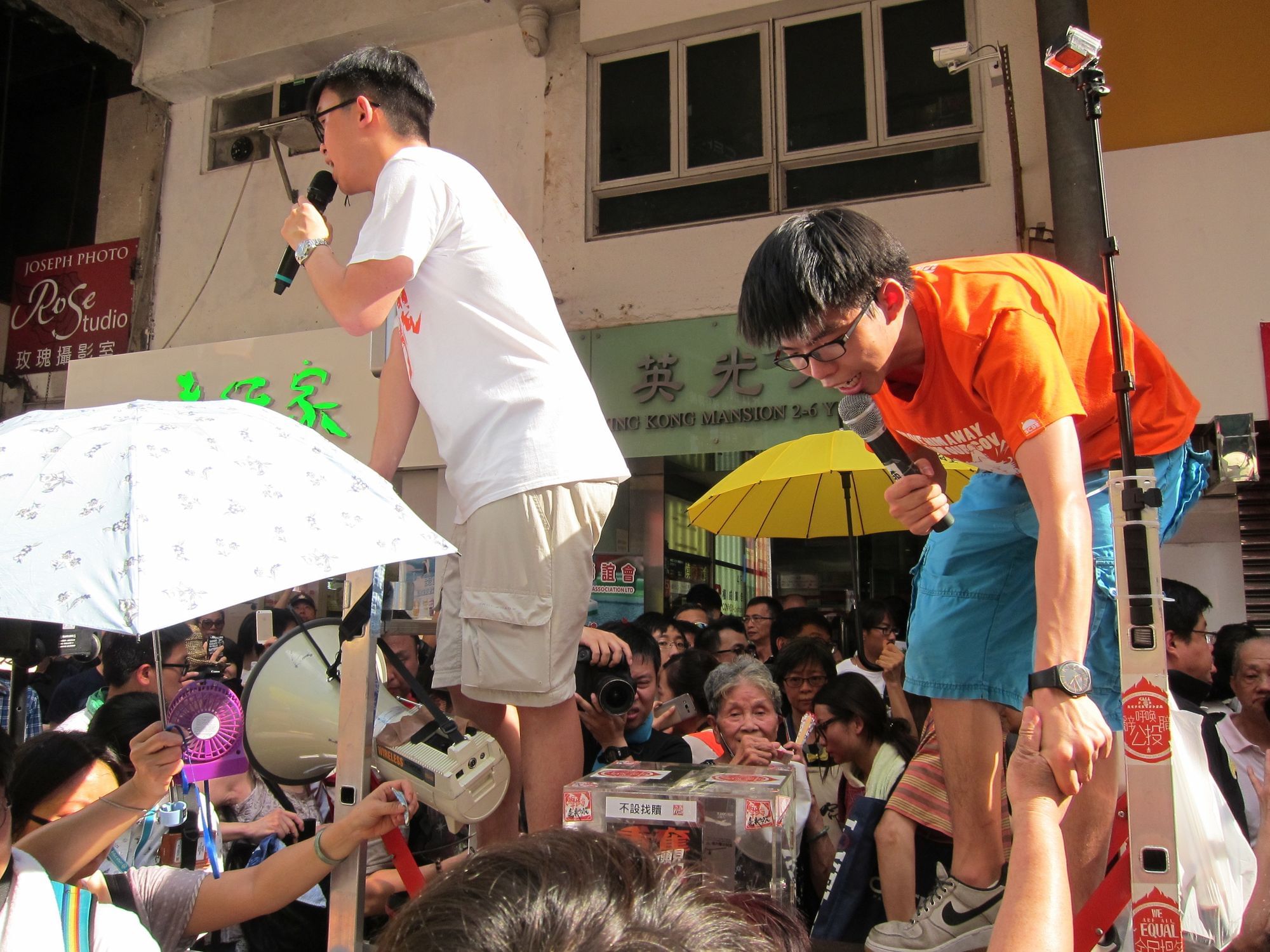 Hände schütteln, Geldscheine entgegennehmen