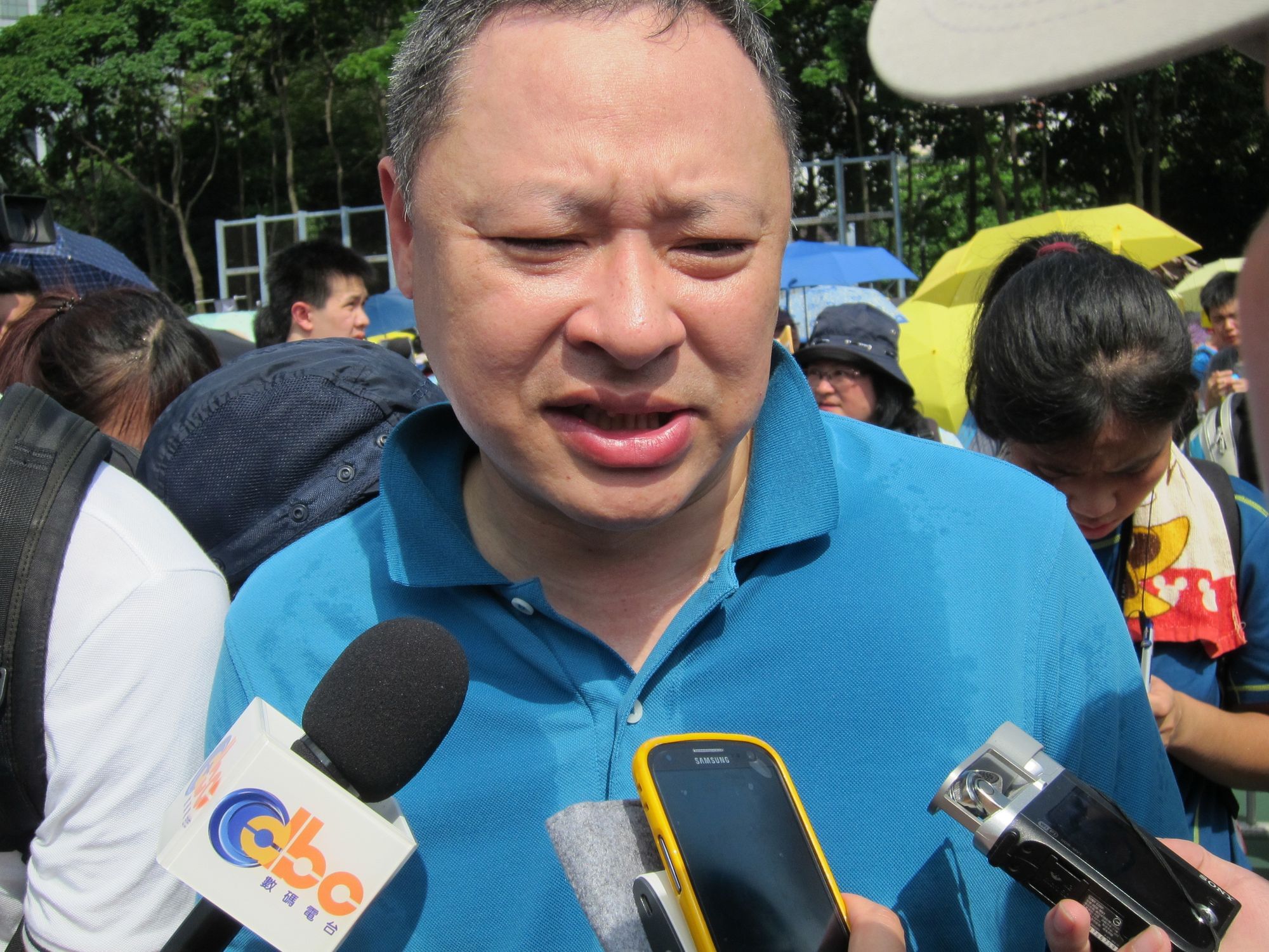 Benny Tai mit Reportern