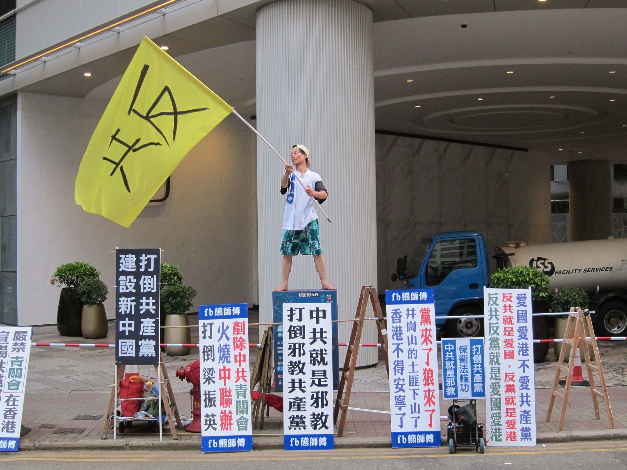 Demonstrant mit Anti-Kommunismus-Flagge