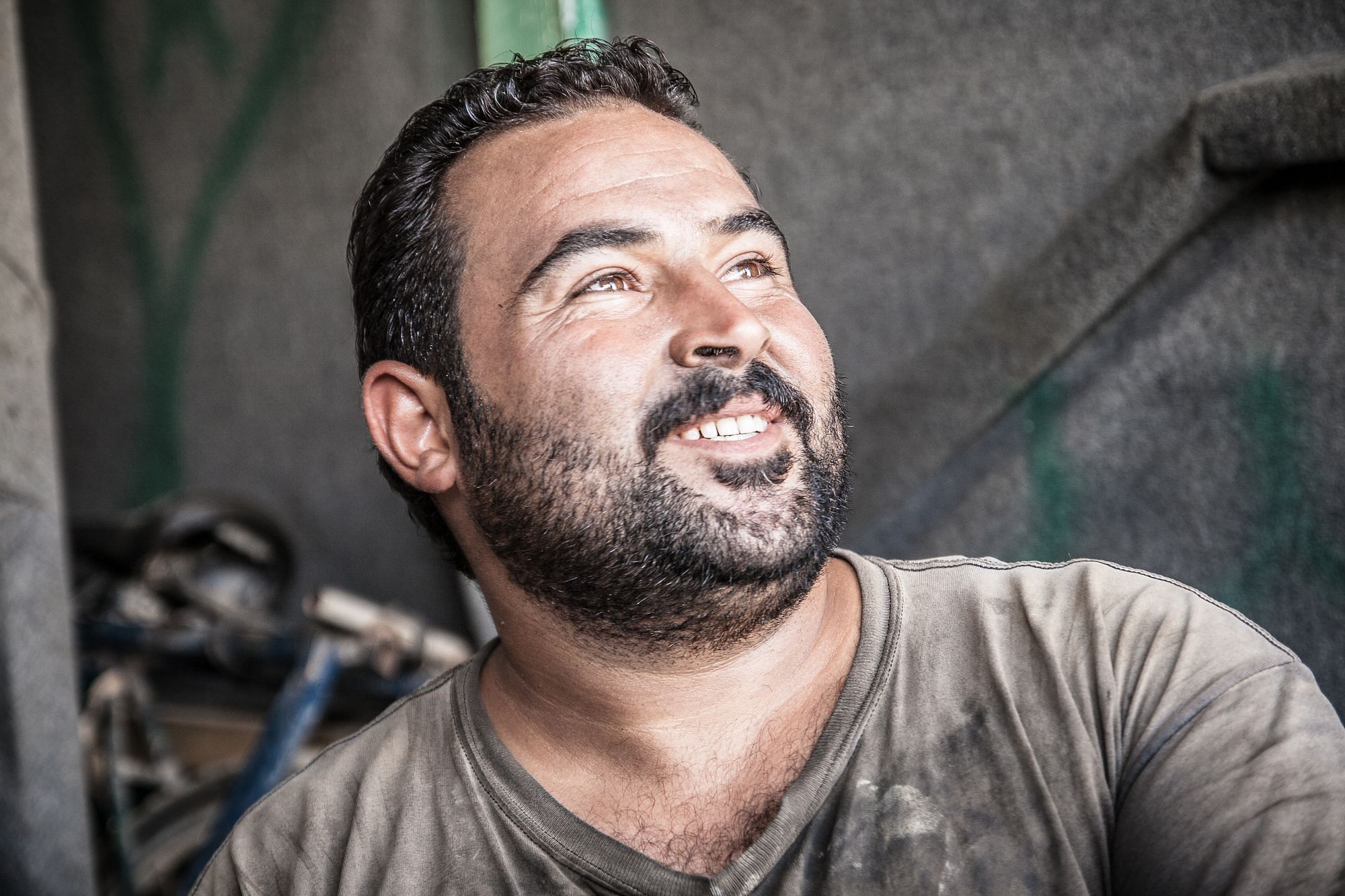 Fouad repariert Schubkarren in Zaatari, einem Flüchtlingslager für Syrer in Jordanien. Das Bild stammt vom Herbst 2013.