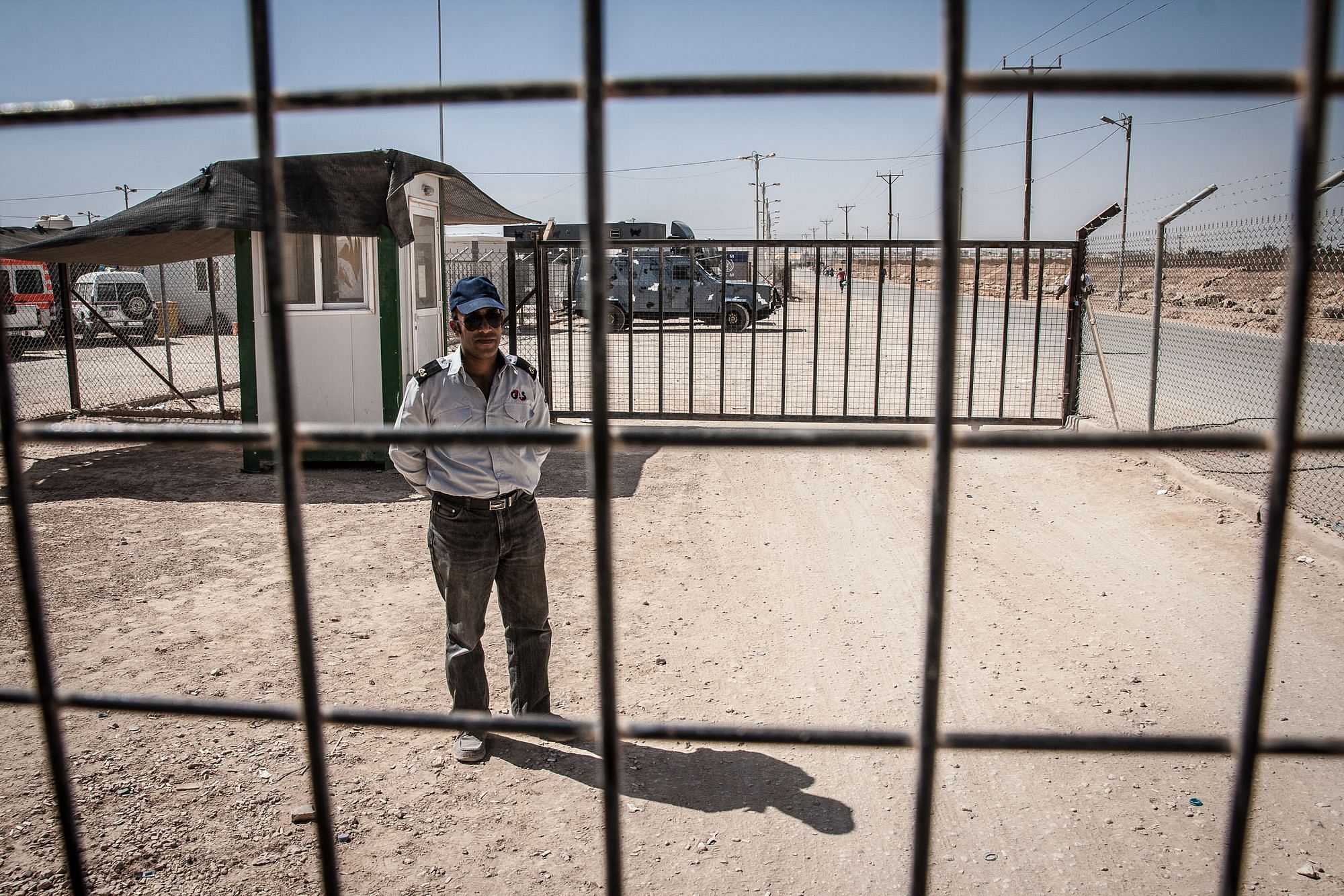 Ein Wachmann an der Einfahrt zum Lager der Helfer im jordanischen Flüchtlingslager Zaatari.