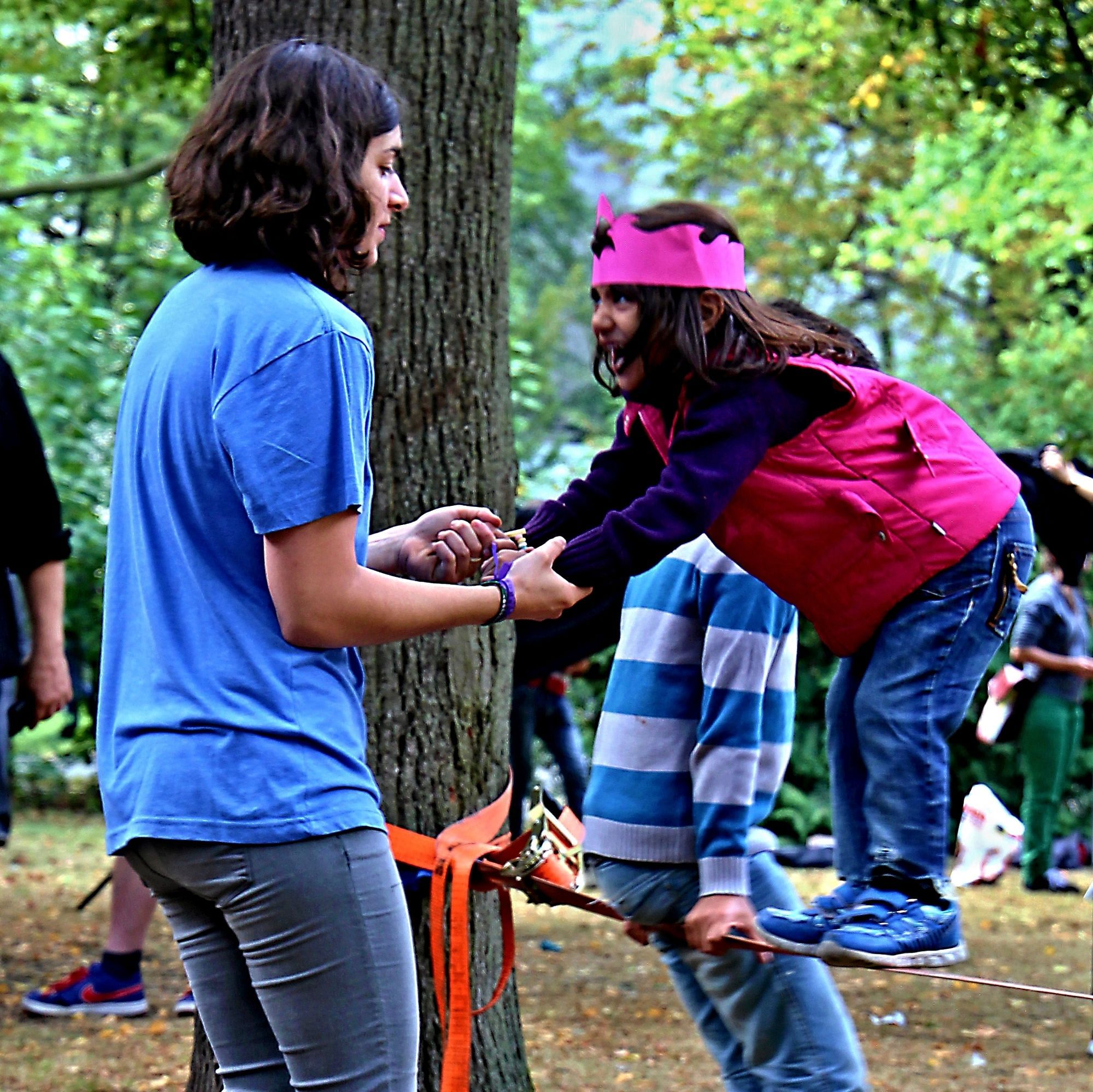 Helfer betreuen auch Kinder am Lageso, entlasten so die Eltern für eine Weile.