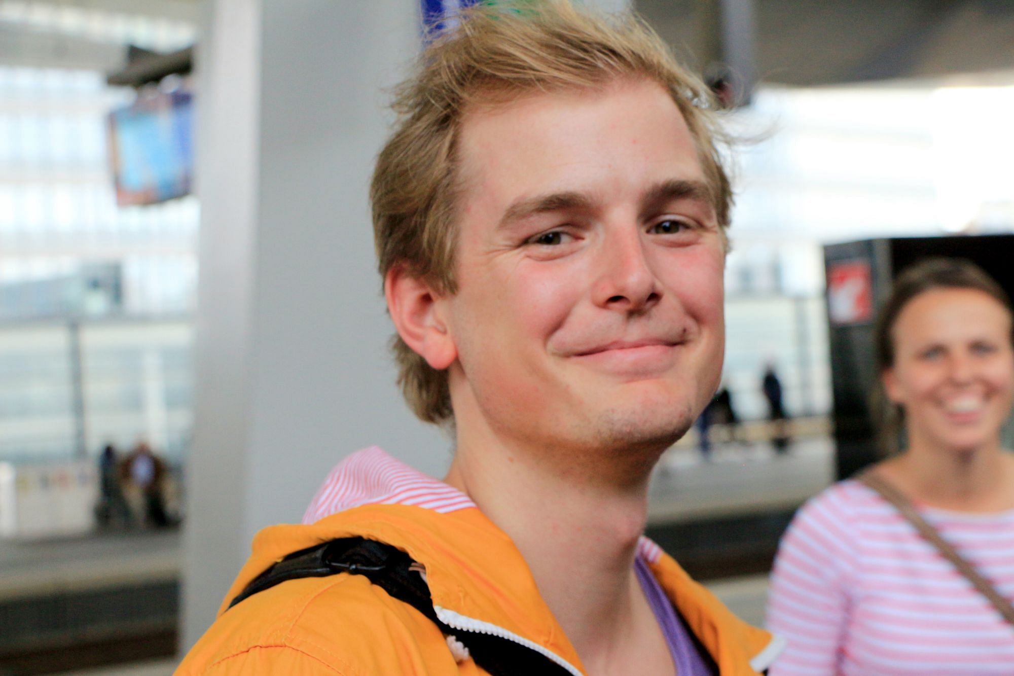 Stolz und froh – die Helfer Florian Matzka und Sophia Scheiblreiter haben Flüchtlinge in einen Zug nach München gesetzt