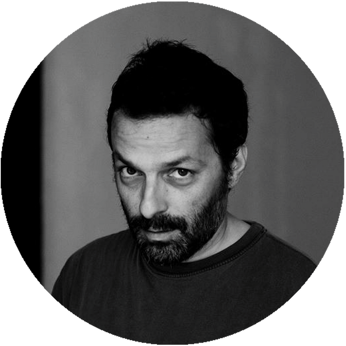 Angelos Christofilopoulos arbeitet als Fotoreporter bei der Agentur FOS Photos für griechische und internationale Medien in Athen. Geboren ist er in Düsseldorf.