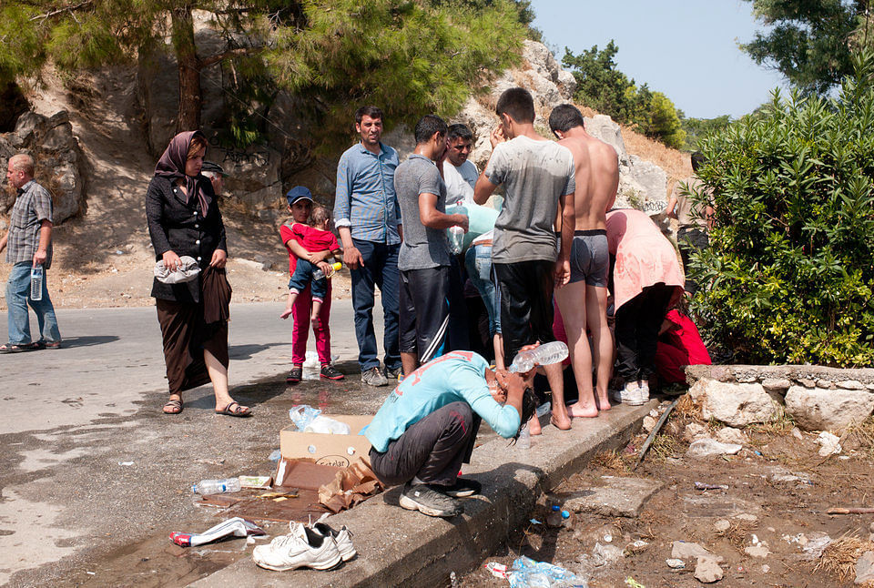 Flüchtlinge waschen sich auf offener Straße – fließendes Wasser gibt es nicht.