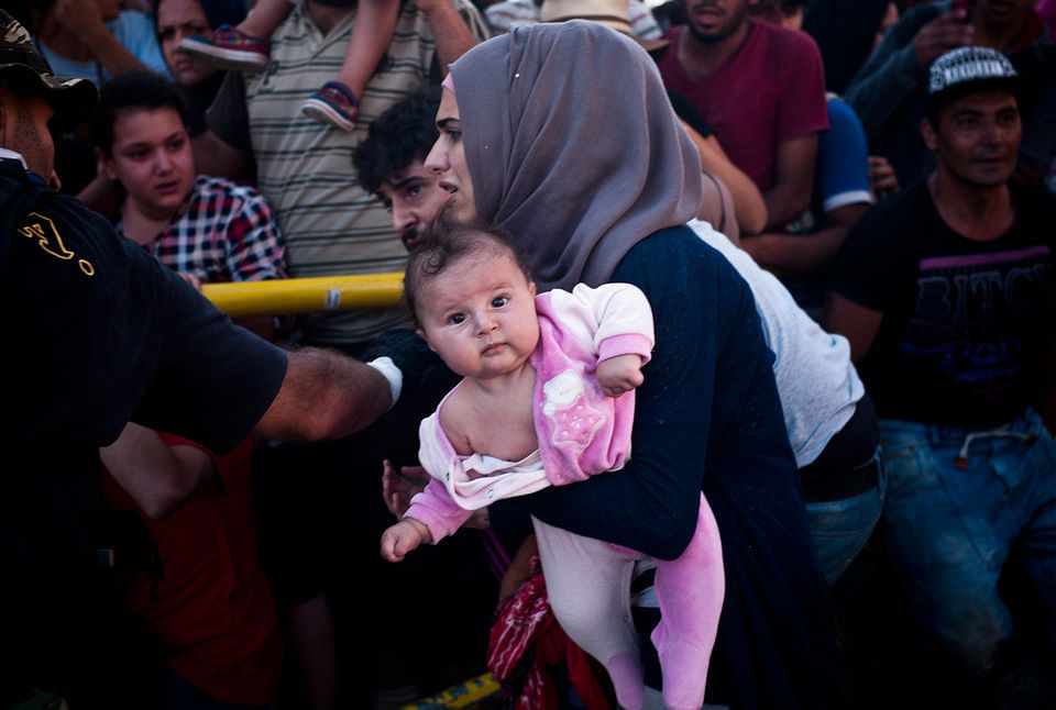 Mutter und Baby warten vor dem Registrierungsbüro.