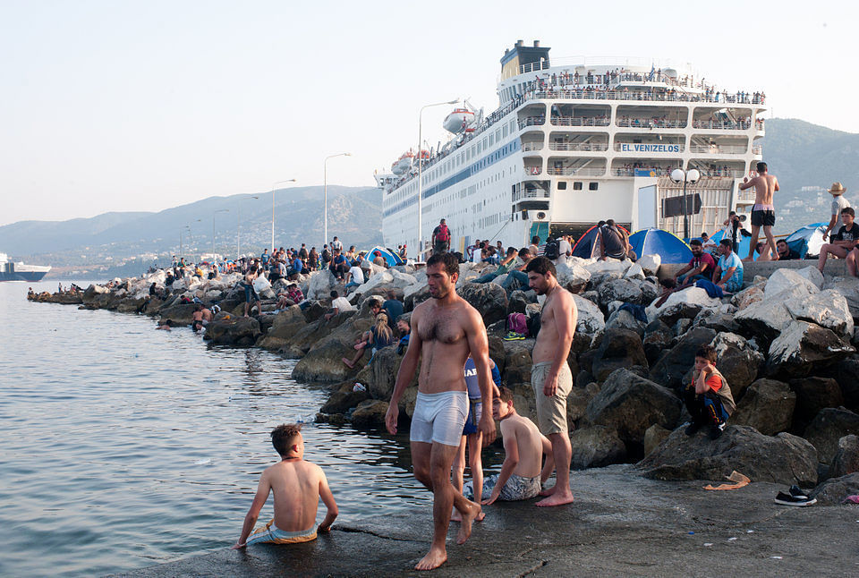 Wartende Flüchtlinge baden am Hafen.