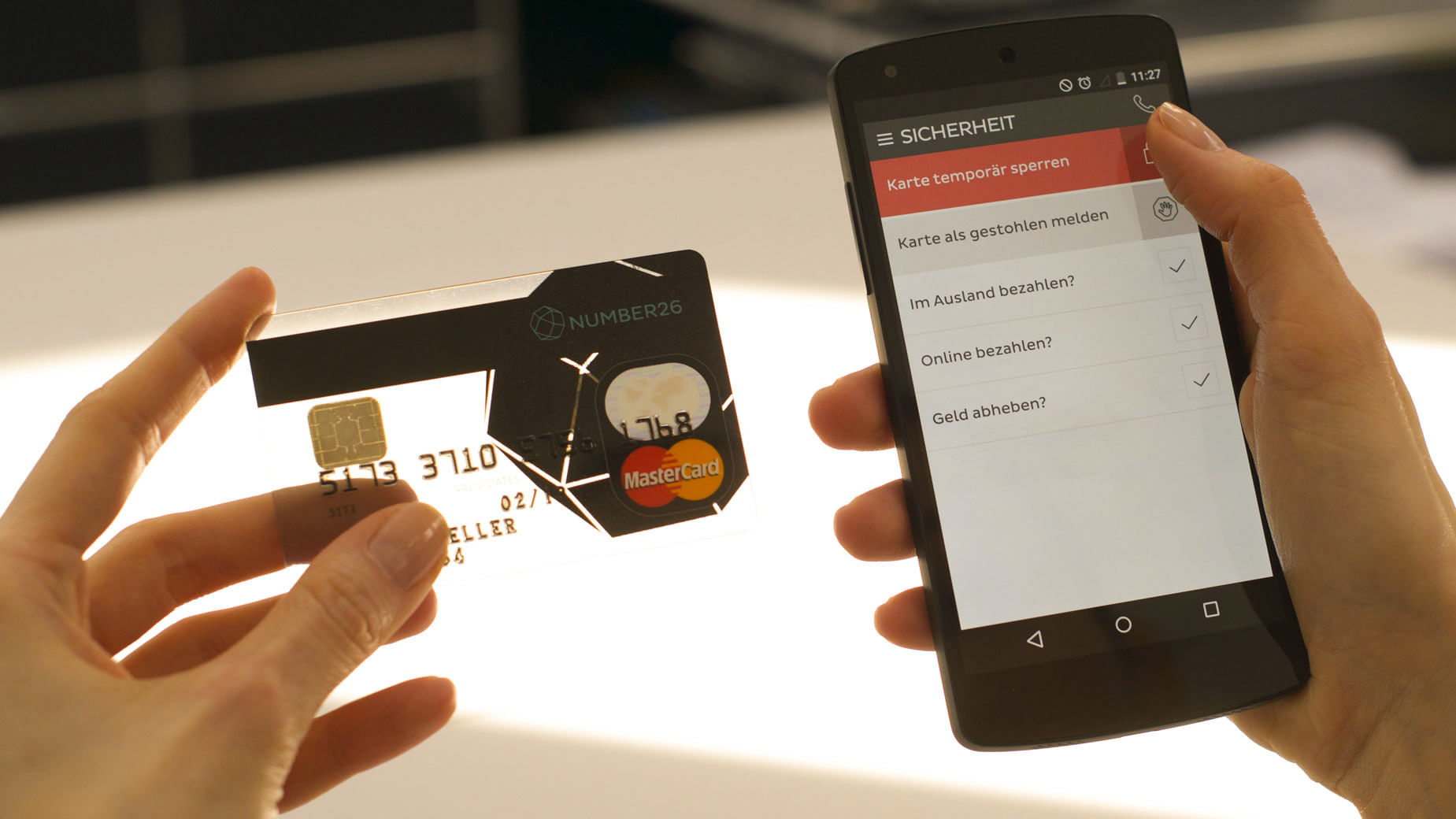 Karte sperren per Smartphone-App: kein Problem. Braucht man aber natürlich meist nicht, wenn man die Karte wie hier auf dem Foto in der linken Hand hat.