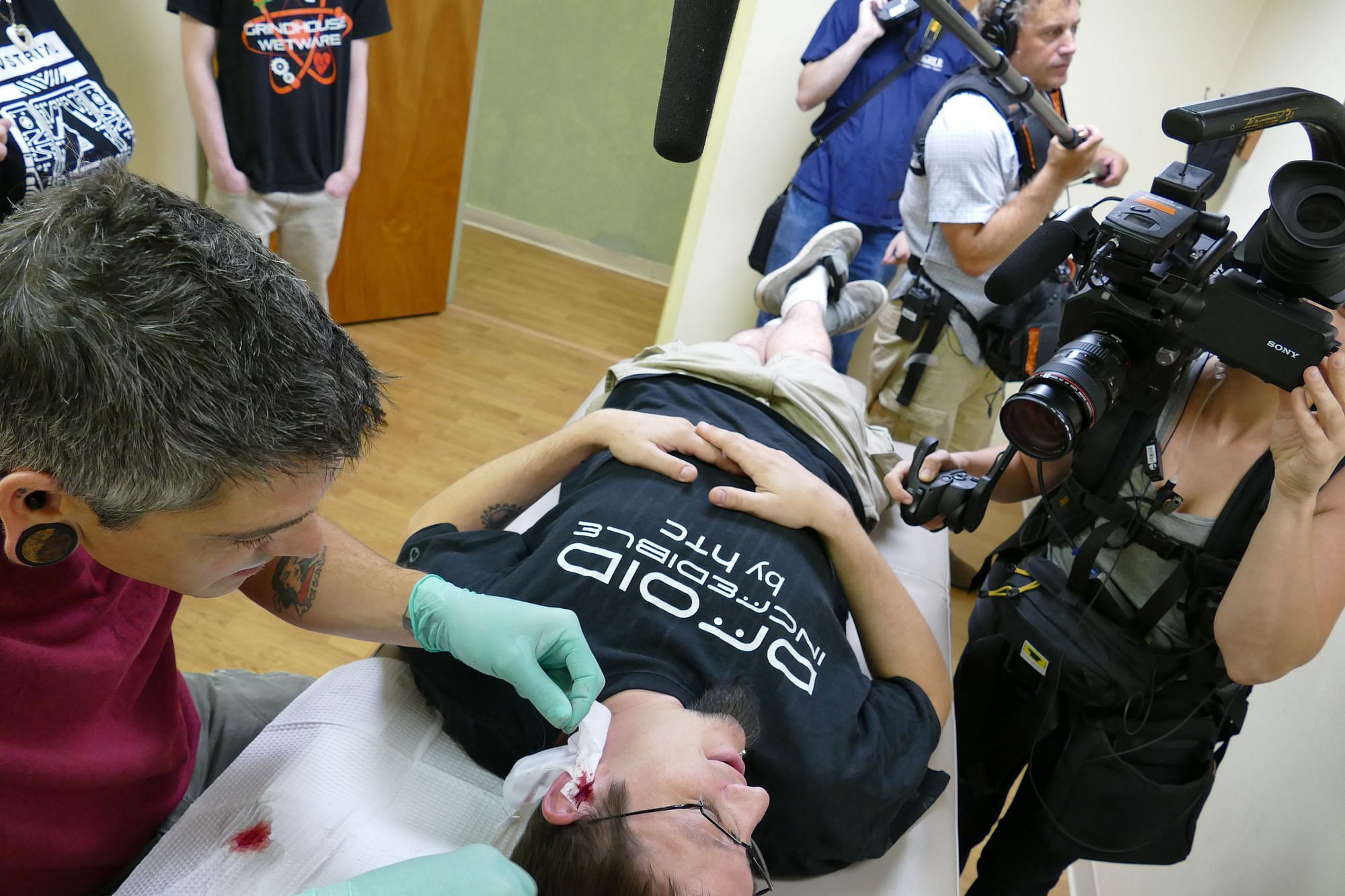 Tim bei einem seiner Eingriffe: Circadia hat ihm der Bodymodification-Experte Steve Haworth eingesetzt.
