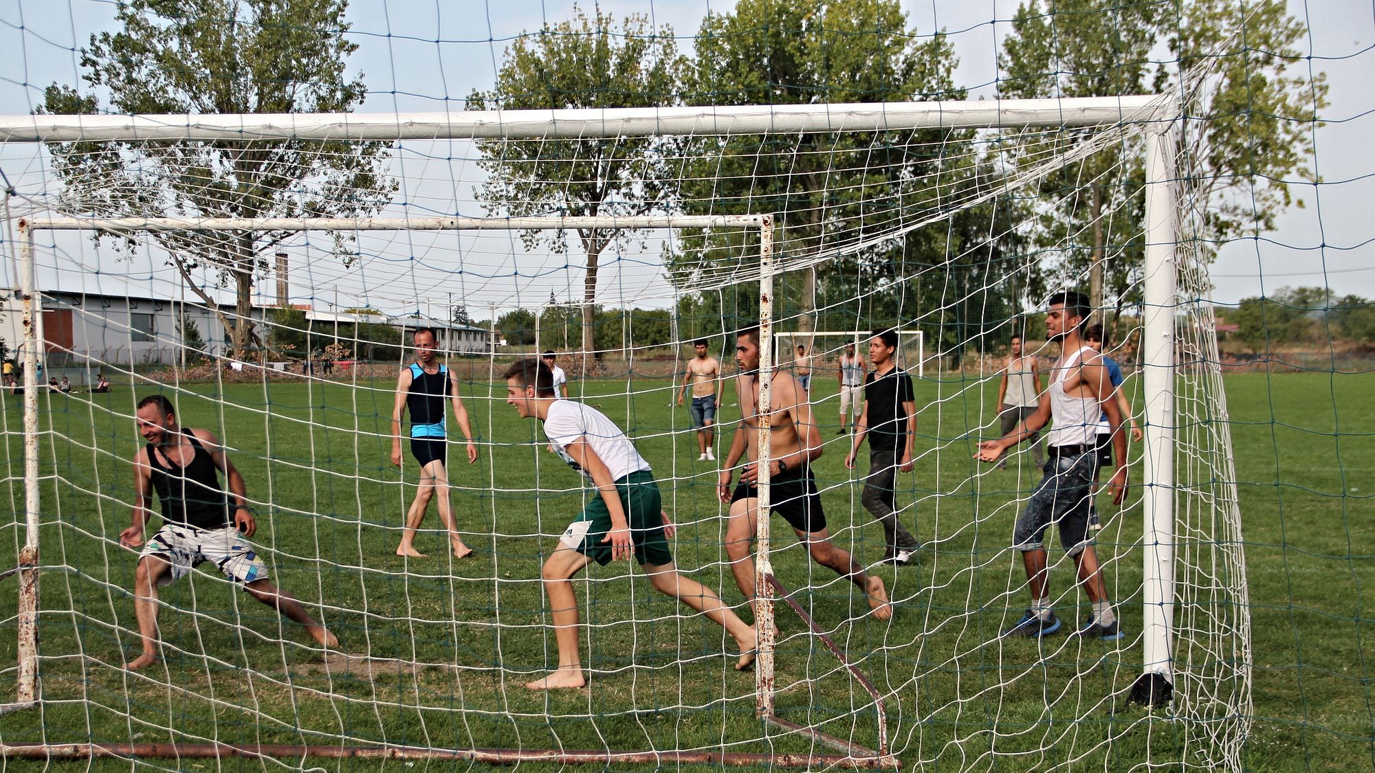 Fußball verbindet: Syrer und Kroaten spielen Fußball in Tovarnik.
