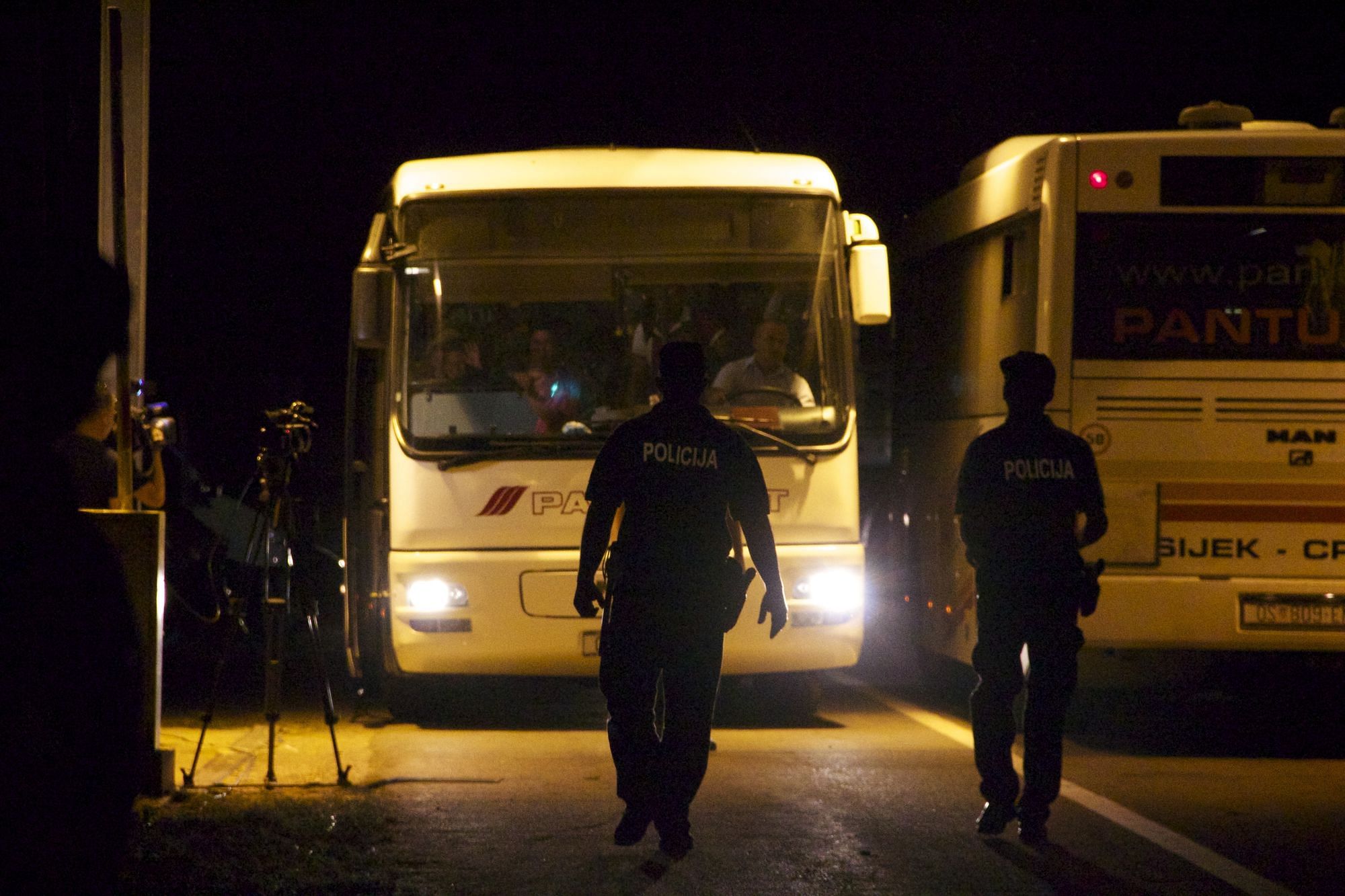 Mitternacht. Grenze ist offen: Durchgang an der kroatisch-ungarischen Grenze