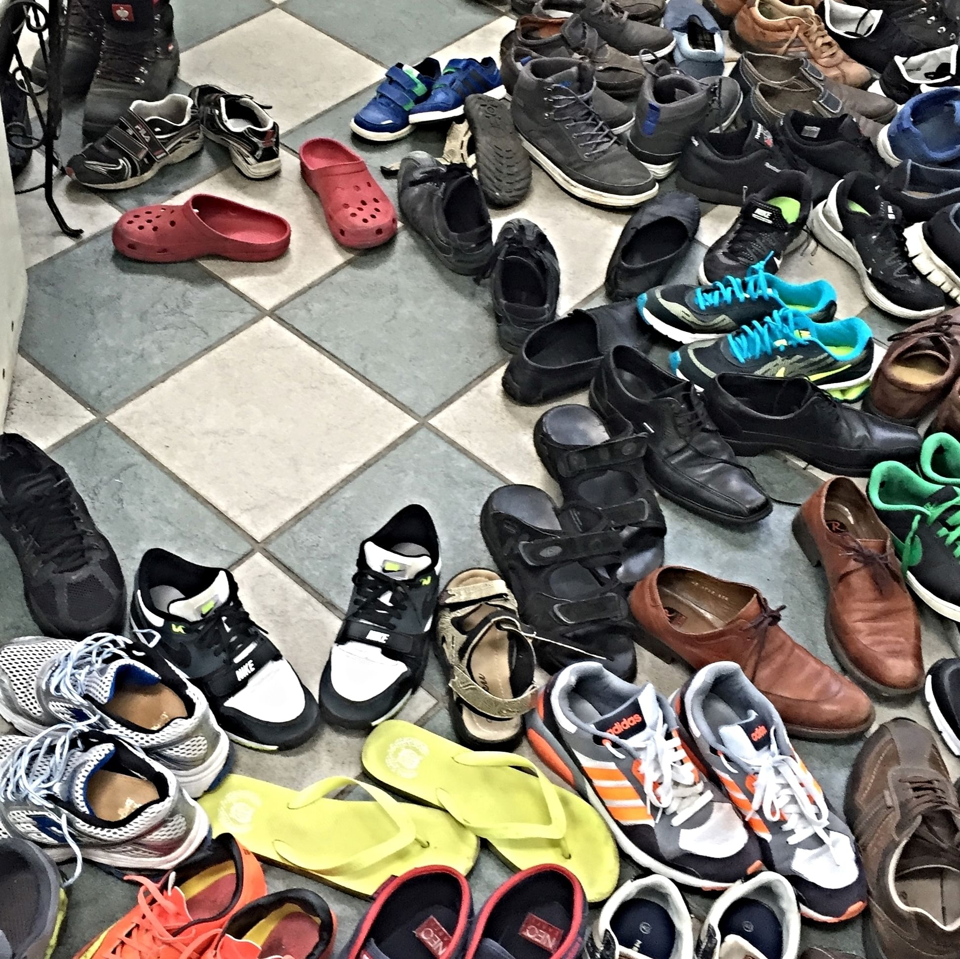 Lackschuh und Flipflop: Rund 800 Besucher kamen zur letzten Freitagspredigt in der Al-Nur Moschee