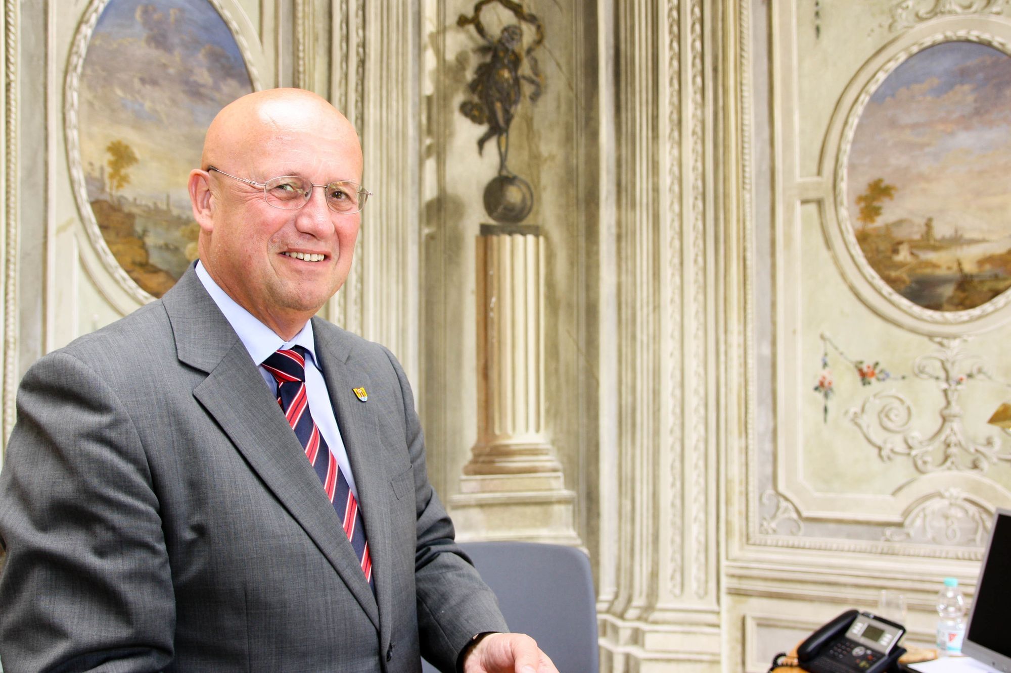 Barocker Prunk: Landrat Anton Knapp in seinem Büro. Wo einst der Eichstätter Bischof das Sagen hatte, regieren heute Politik und Verwaltung.