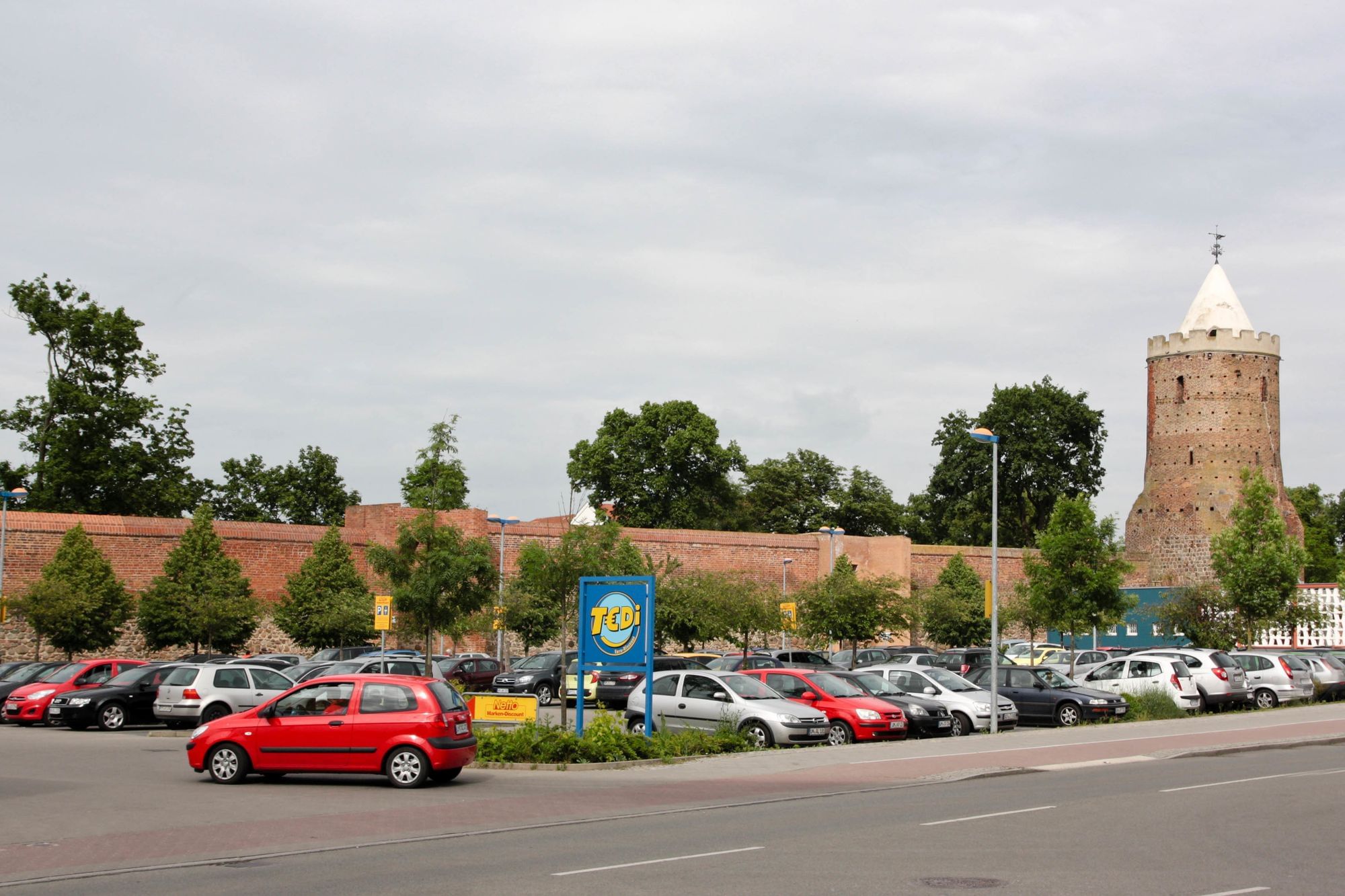 Ein-Euro-Shop vor historischem Ambiente: Die anmutig restaurierte Stadtmauer Prenzlaus steht im Widerspruch zur Kaufkraft vieler Einwohner.