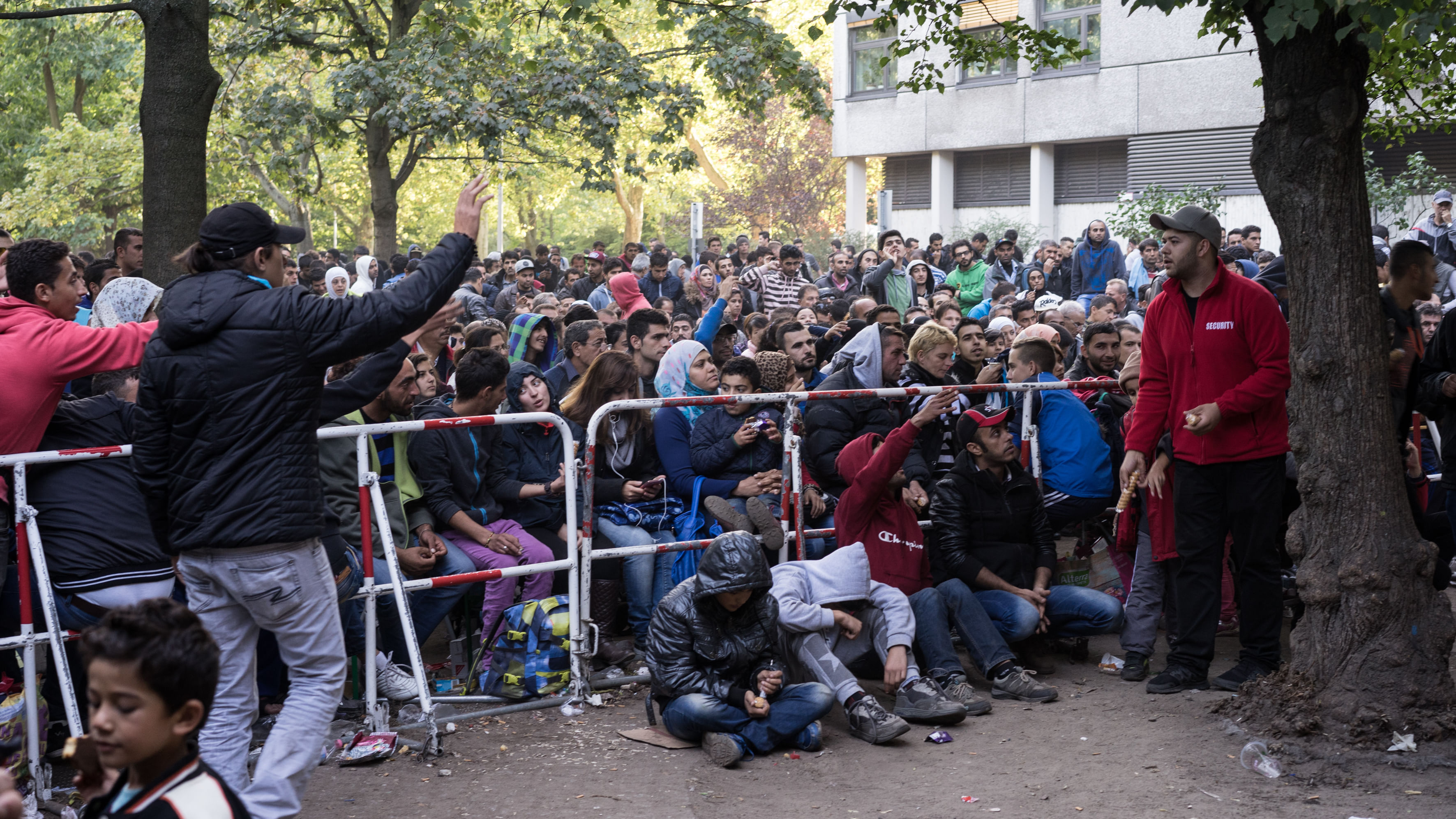 Flüchtlinge warten im September 2015 am Berliner Landesamt für Gesundheit und Soziales, um sich zu registrieren und ihren Asylantrag zu stellen.