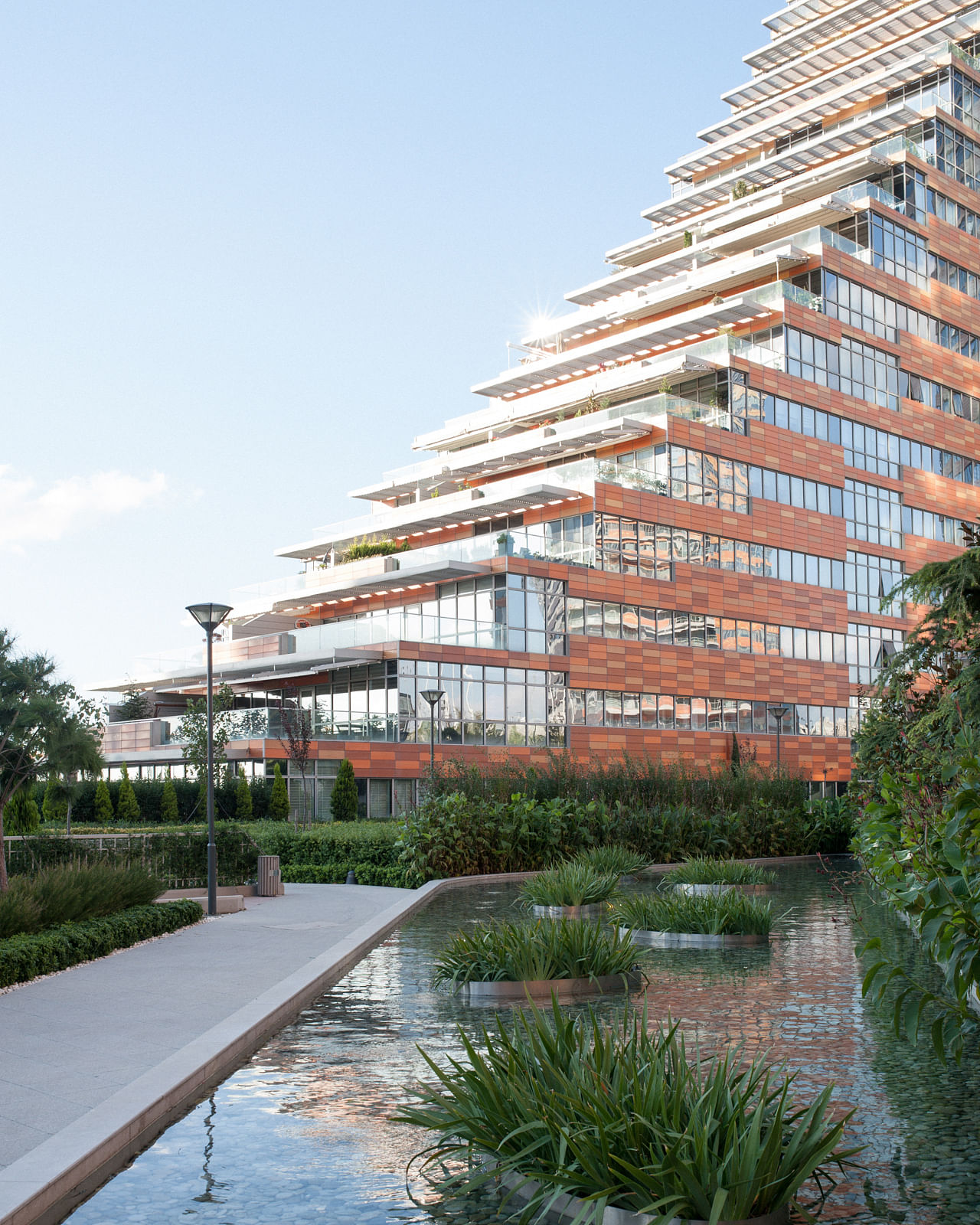 Fertiger Wohnkomplex im Finanzbezirk: Wer hier wohnt, bekommt seinen Garten, ganz sicher.