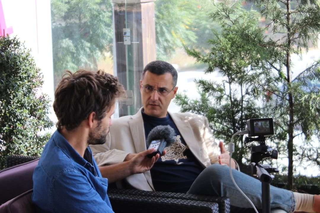 Wir drehten mit Omar Barghouti in einem Café in Ramallah.
