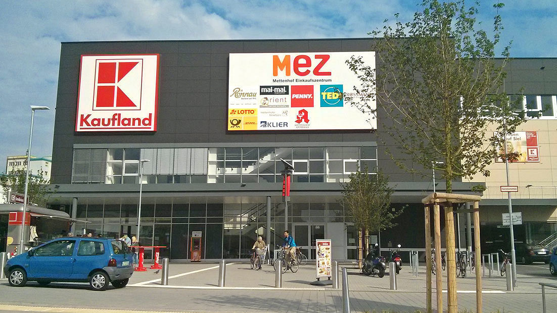 In Kiel-Mettenhof hat sich Kaufland an das alte Einkaufszentrums (MEZ) drangebaut.