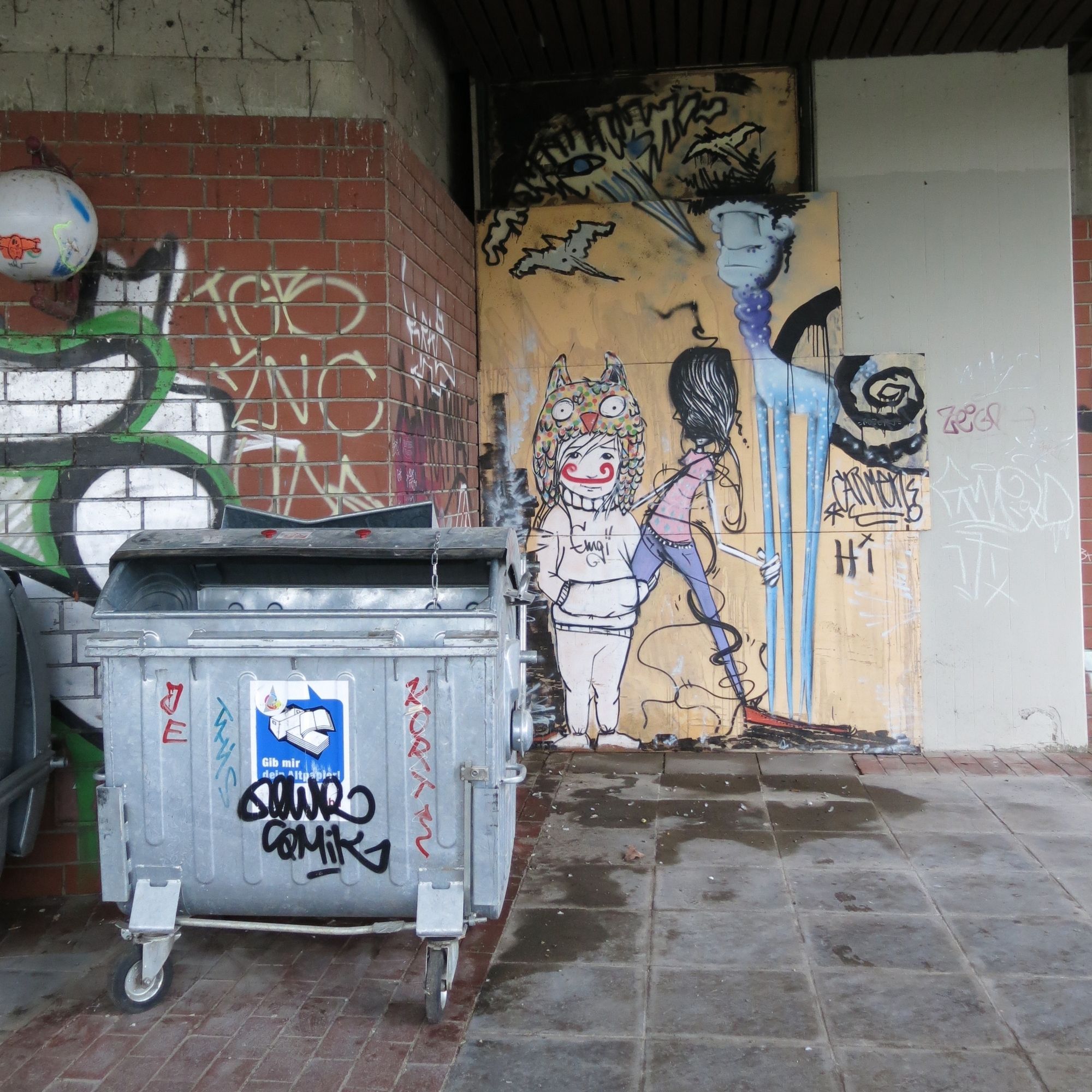 Graffitis und Pfützen