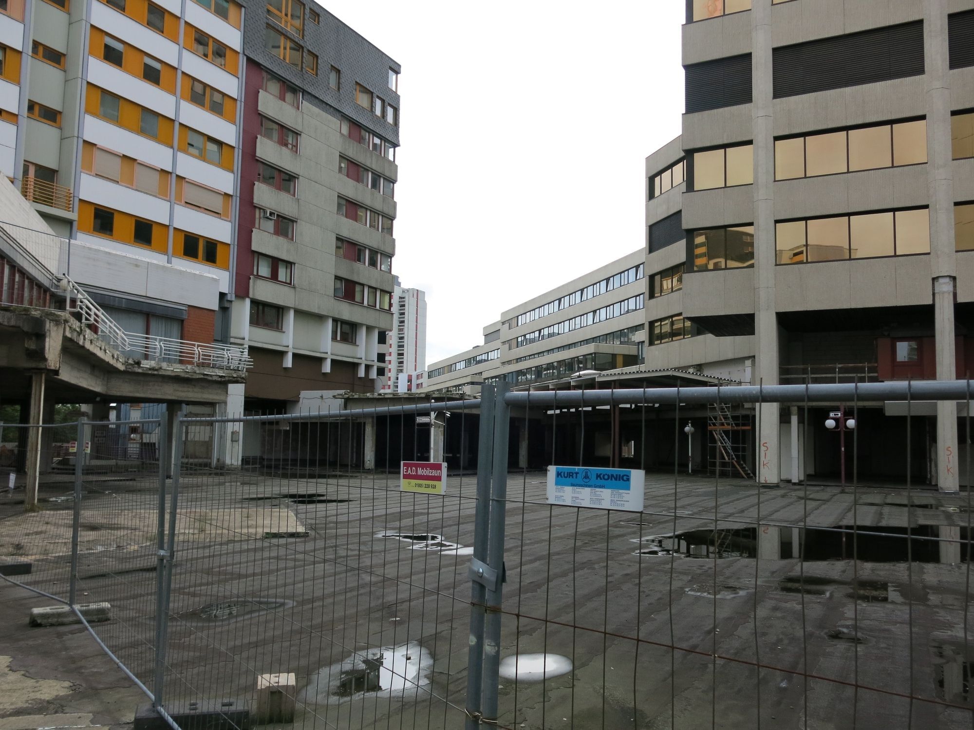 Leere Einkaufspassage und leere Parkplätze