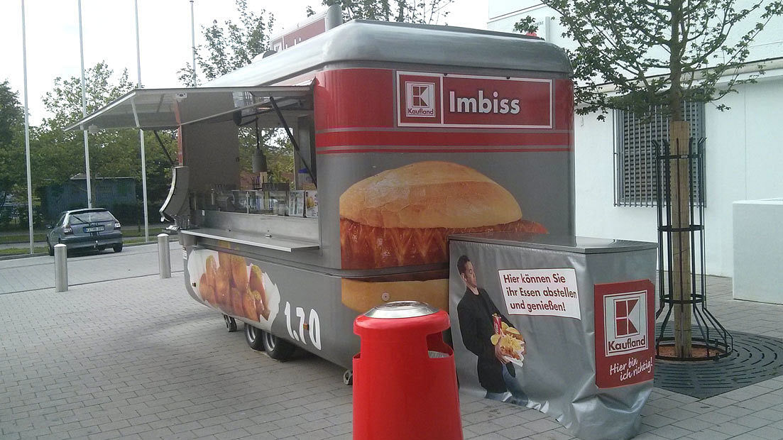 Billigwürstchen zur Stärkung? Der Kaufland-Imbiss in Kiel versorgt hungrige Kunden.