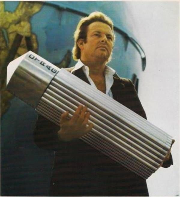 Lutz Thilo Kayser in den 1970er Jahren mit einem Modell seiner Rakete.