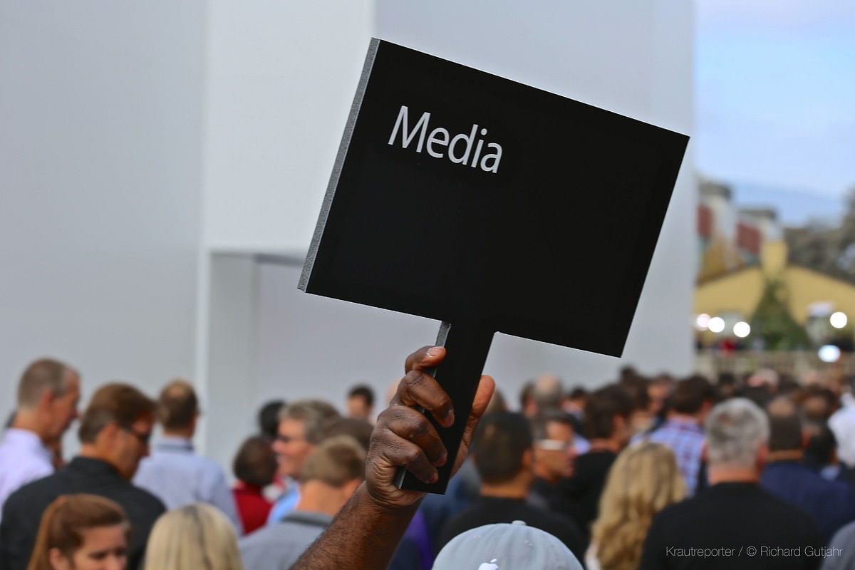 Journalisten werden von den übrigen Gästen getrennt