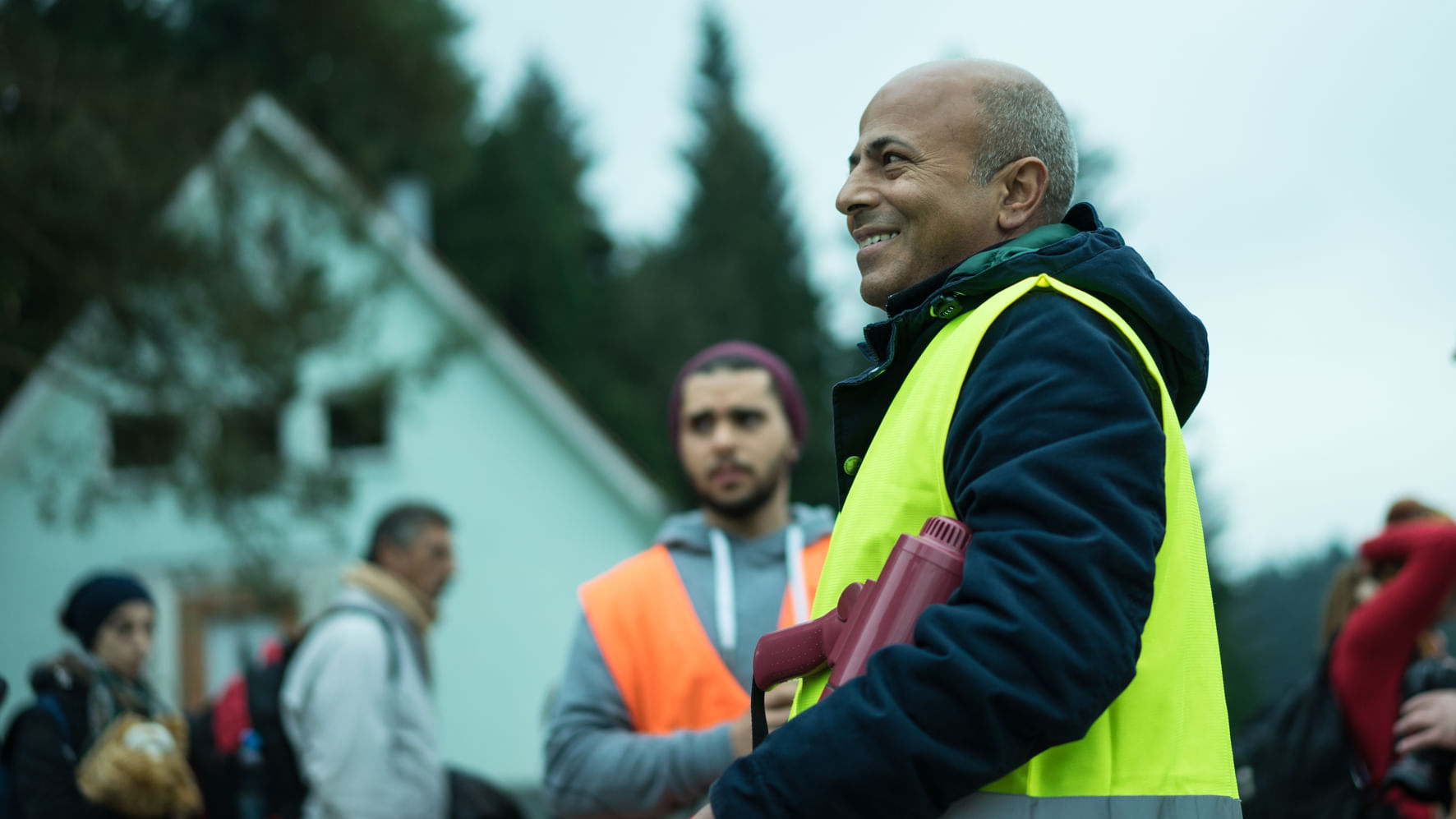 Mansour Rastegar koordiniert am Grenzübergang Wegscheid nahe Passau die Weiterfahrt der Flüchtlinge.