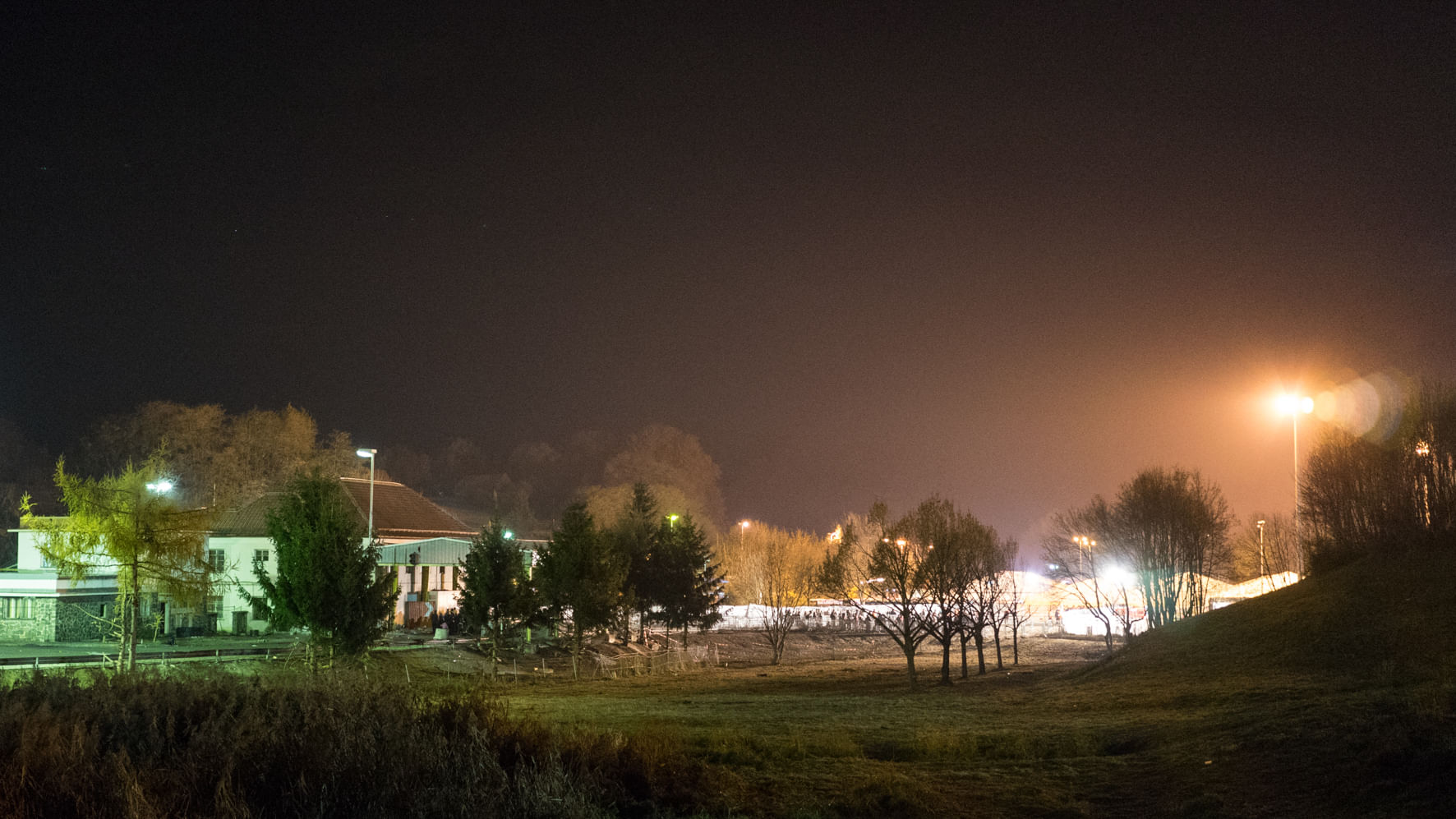 Am Abend des 9. November 2015 warten Flüchtlinge am Grenzübergang Spielfeld im Niemandsland zwischen Österreich und Slowenien.