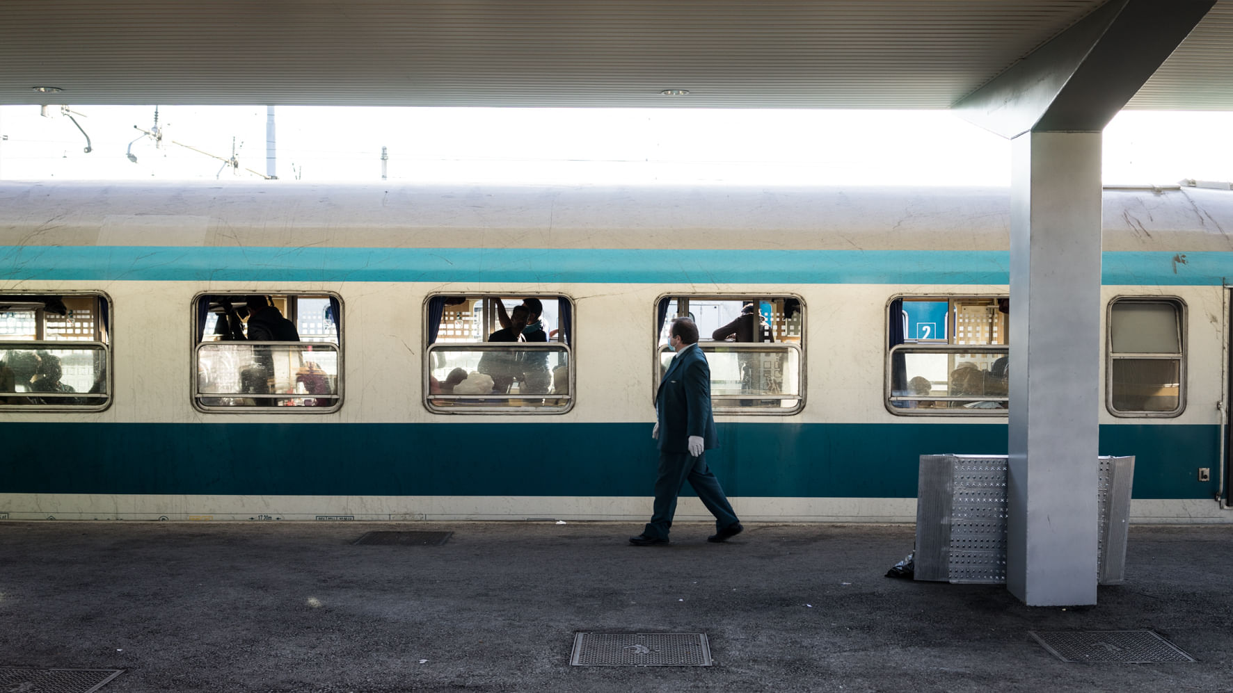 Ein Schaffner der slowenischen Staatsbahn inspiziert einen Zug voller Flüchtlinge, der gleich den Bahnhof Dobova in Richtung österreichischer Grenze verlassen wird.