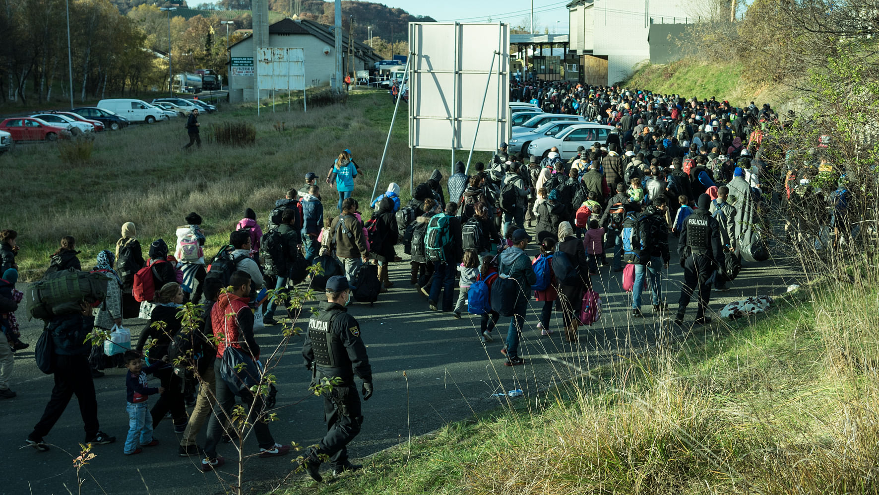 An einem Tatort soll ein syrischer Pass gefunden sein - der war aber gefälscht. Die deutschen Sicherheitsbehörden haben bis heute keine Hinweise auf eine konkrete Gefährdung gefunden.