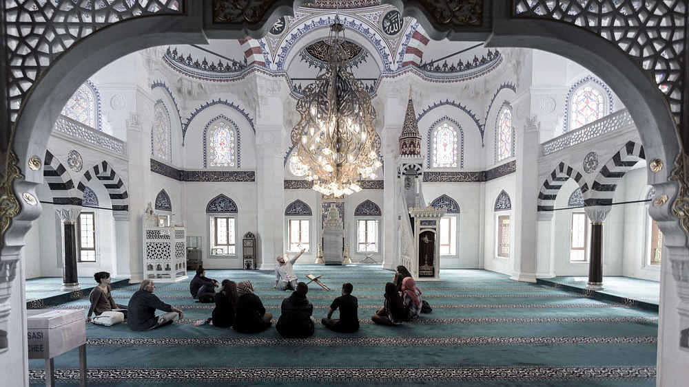 Wie kann man islamistischen Extremismus verhindern? Ein Projekt in Berlin setzt früh an und arbeitet mit Jugendlichen. Sie lernen dabei zum ersten Mal ihre eigene Religion näher kennen.