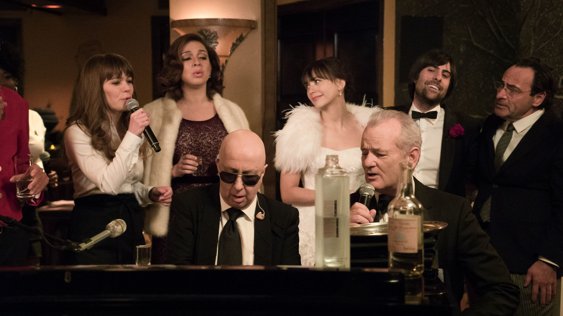 Paul Shaffer und Bill Murray mit Gaststars am Hotelbar-Klavier.