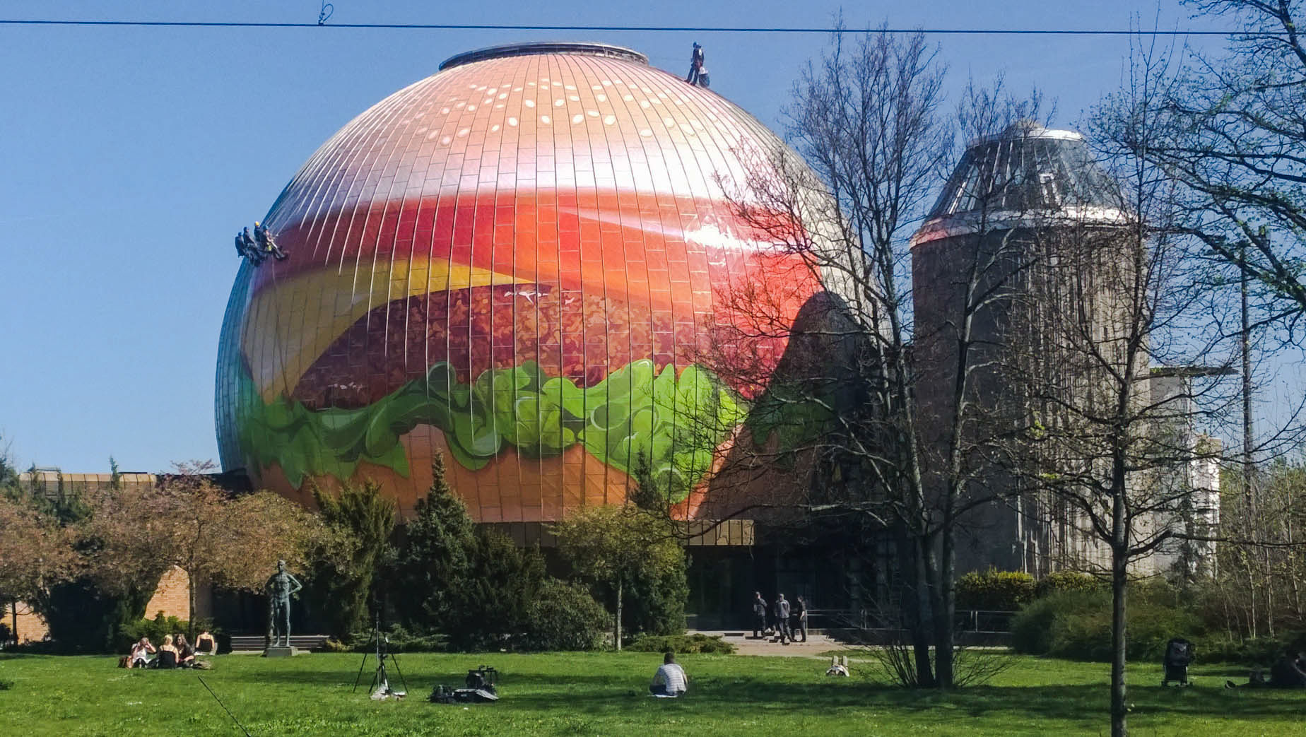 Im Frühjahr verkleidete Lieferheld das Berliner Zeiss-Großplanetarium zu Werbezwecken als riesigen Burger.