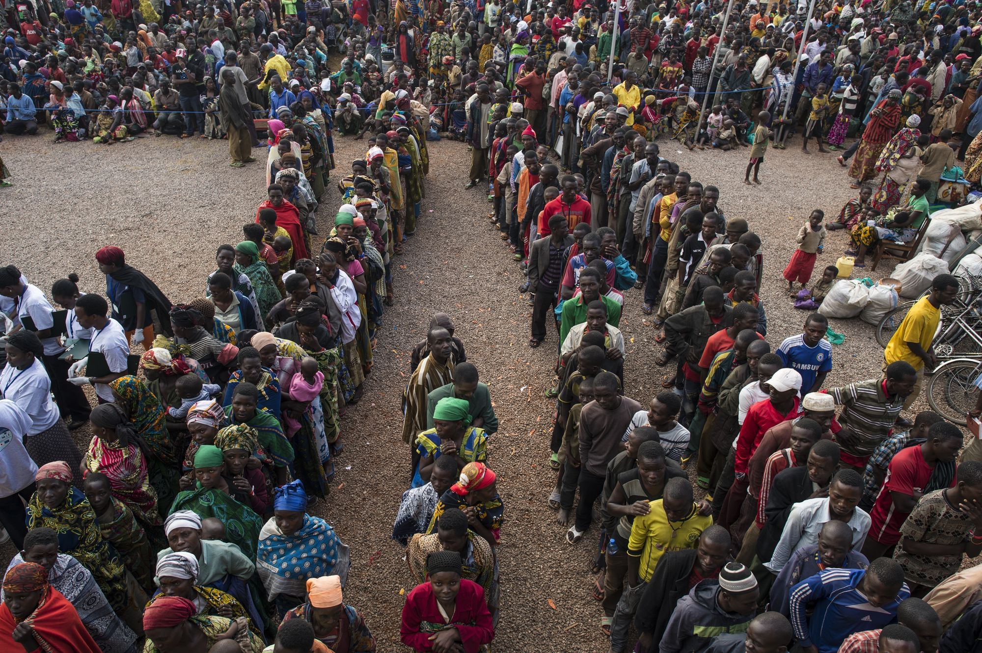 Burundische Flüchtlinge warten auf die Ausgabe von Essensgutscheinen. Seit Mai 2015 sind über 64.000 Burunder auf der Flucht vor Gewalt nach Tansania gekommen.
