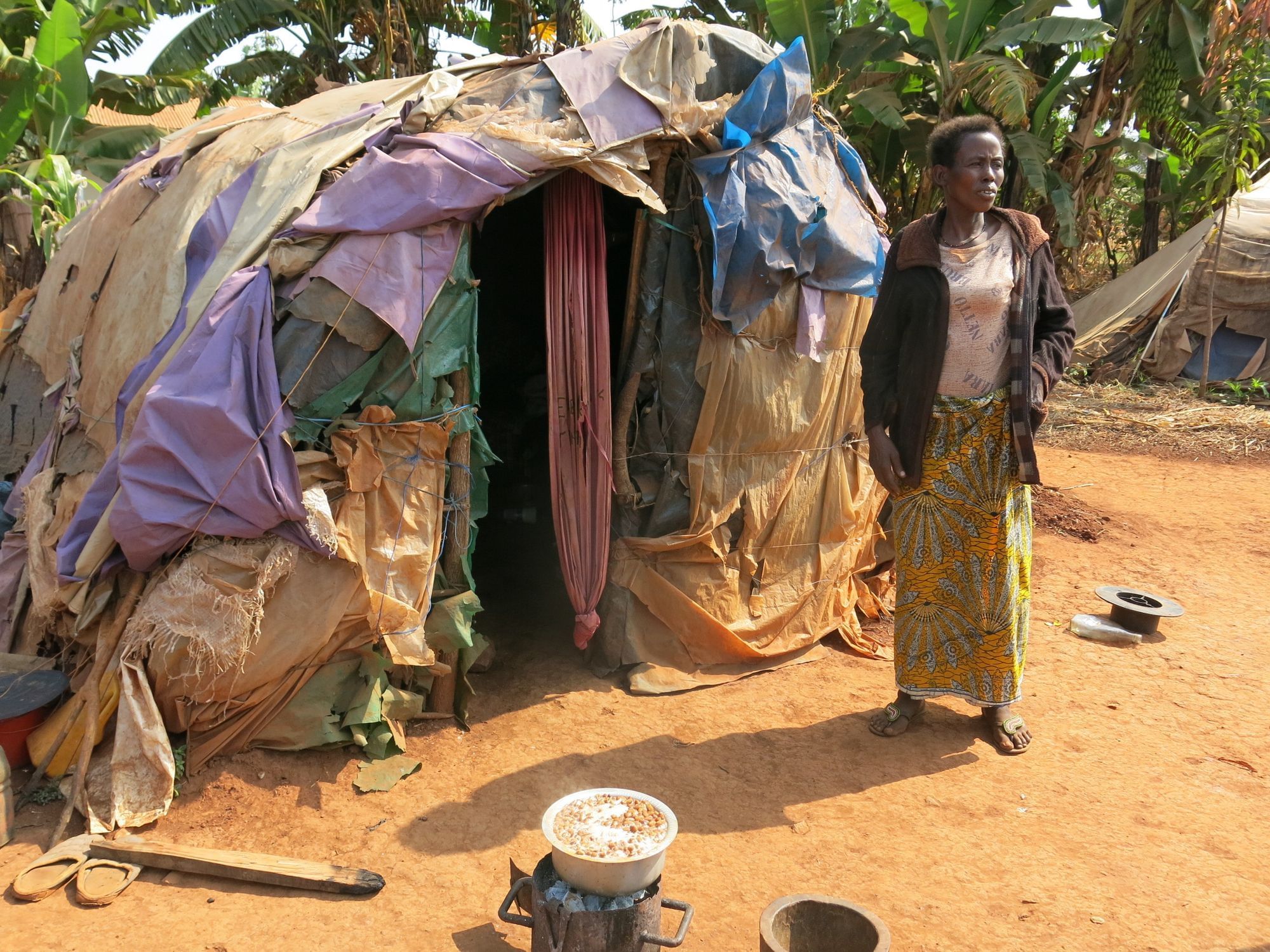 Anastasia Emanuel vor ihrem Zelt am Rande der Siedlung