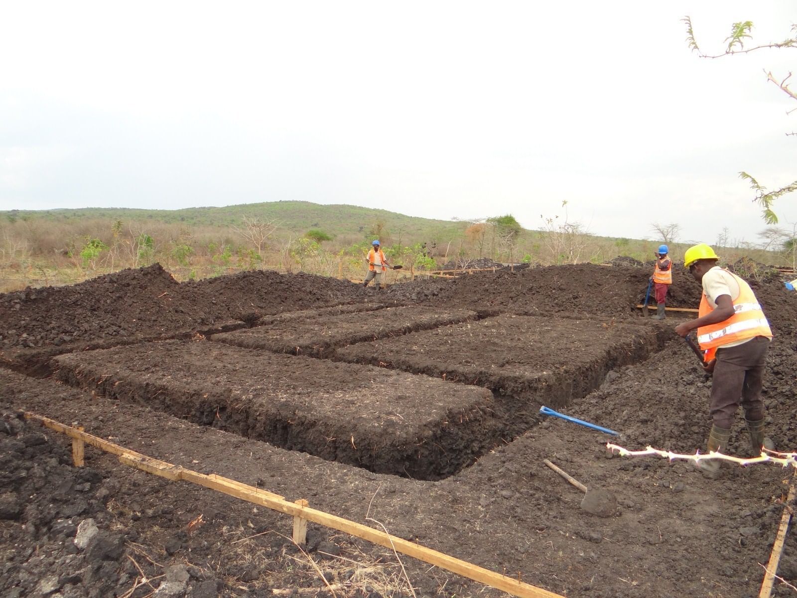 Bilder von Baugruben der Häuser, die laut Anglo Gold Ashanti in Geita entstehen sollen, schickte Chris Ntithe Ende 2013. 