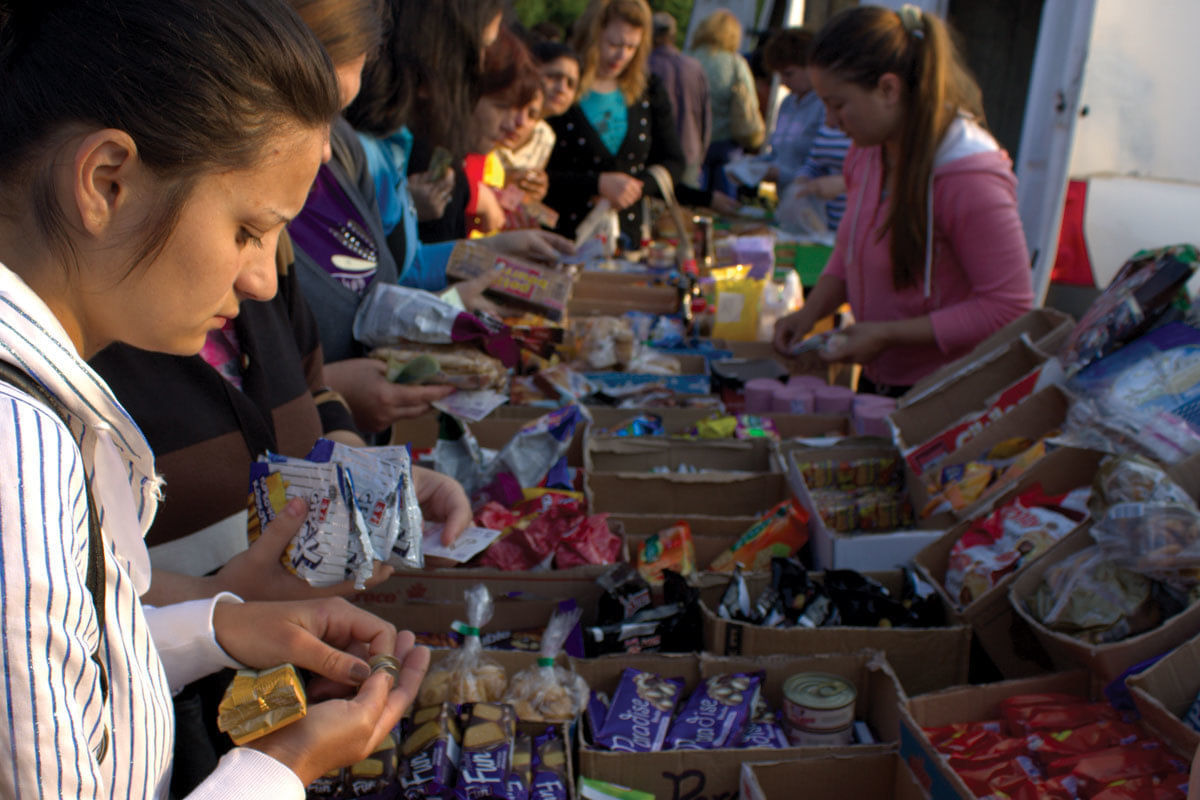Arbeiter sichern sich einen Vorrat an Snacks vor ihrer Schicht in der Maglierie-Cristian- Fabrik in Calafat, Süd-Rumänien (im Juli 2015).