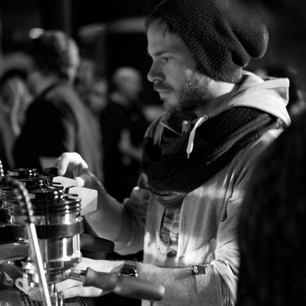 Lucca ist 29 Jahre alt und lebt gegenwärtig in Hamburg. Er hat Ocean Engineering studiert und schreibt zurzeit an seiner Masterarbeit im Fach Offshore-Technik. Speziell geht es dabei um Bergesysteme für autonome Wasserfahrzeuge. Einen finalen Titel der Arbeit gibt es noch nicht. Bisher lautet er: “Entwicklung eines Launch and Recovery Systems (LARS) für den Einsatz multipler autonomer Wasserfahrzeuge”.