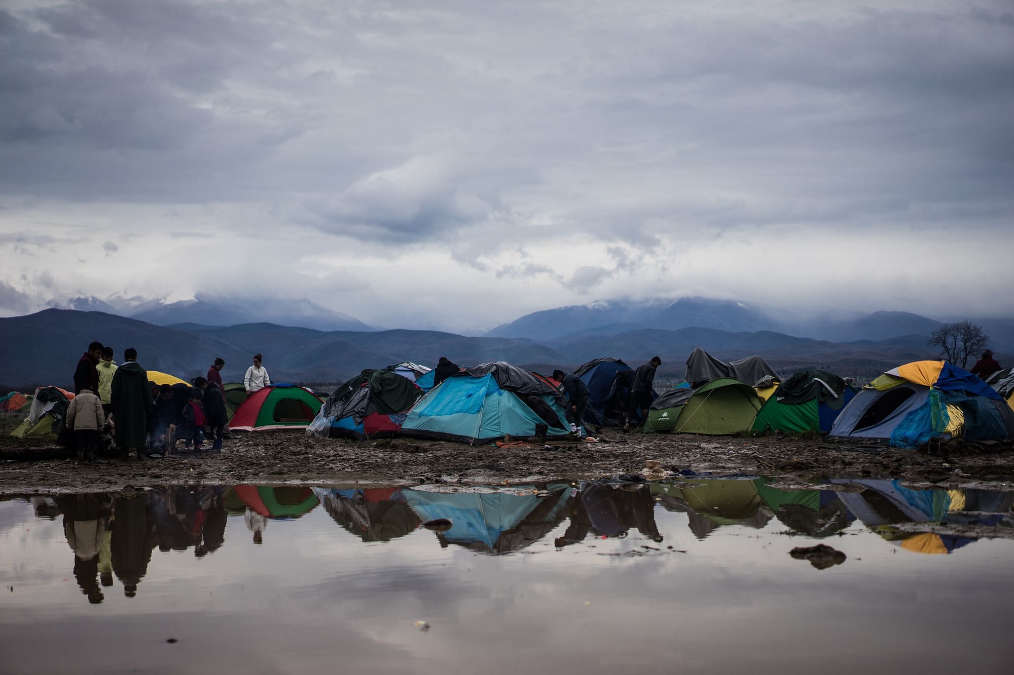 Ein absurder, weil majestätischer Anblick - Zelte vor einer gewaltigen Pfütze in Europas größtem Flüchtlingslager