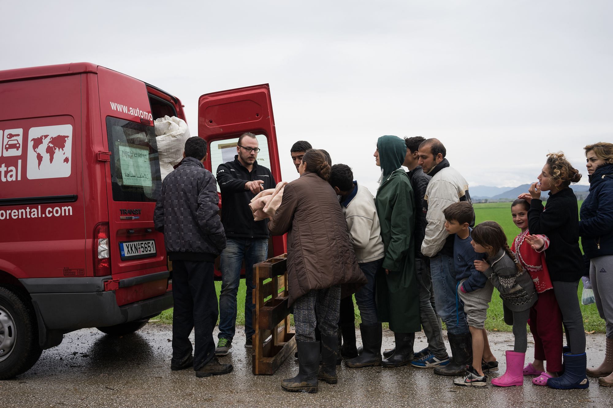 Der Mannheimer Jonas Machuletz verteilt Hilfsgüter an Flüchtlinge in Idomeni