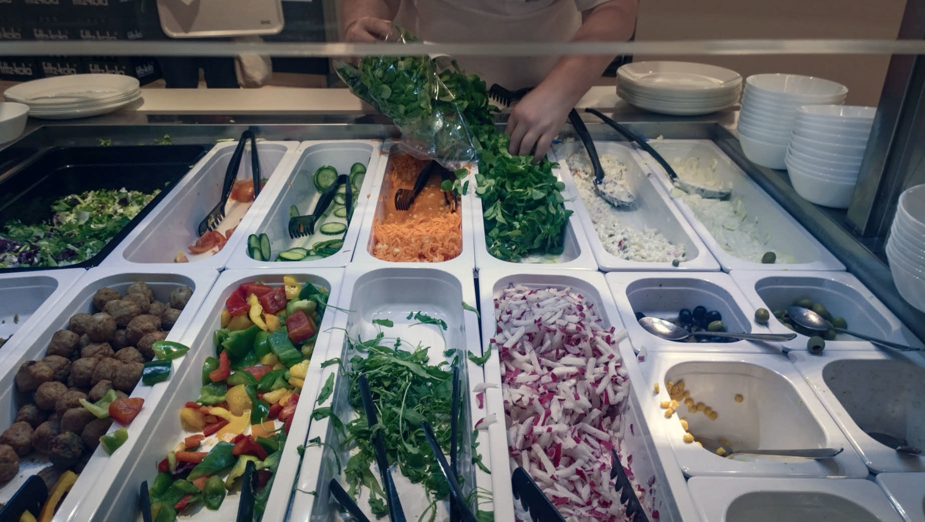 Salat fürs Buffet kommt bei Ikea aus der Tüte.
