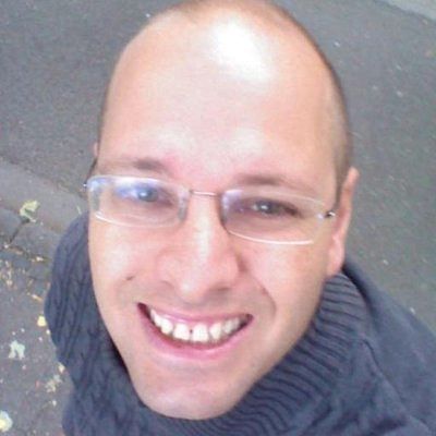 Tobias ist 37 Jahre alt und arbeitet in einer Softwarefirma. Dort kümmert er sich vor allem Softwareentwicklung und High-Level Support. Er liest hin und wieder gerne einen populärwissenschaftlichen Artikel oder hört einen Podcast, beschäftigt sich ansonsten aber weniger mit naturwissenschaftlichen Phänomenen.