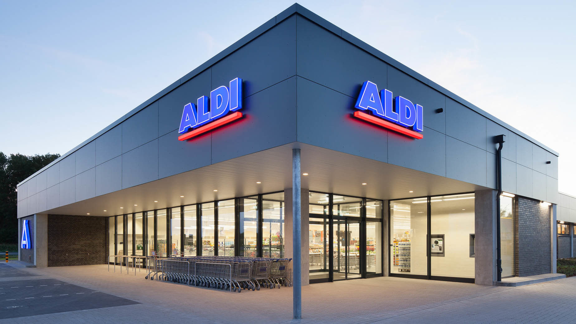 Viel Glas, Licht, Metall: Neu gebauter Aldi-Markt in Fahrdorf bei Schleswig.