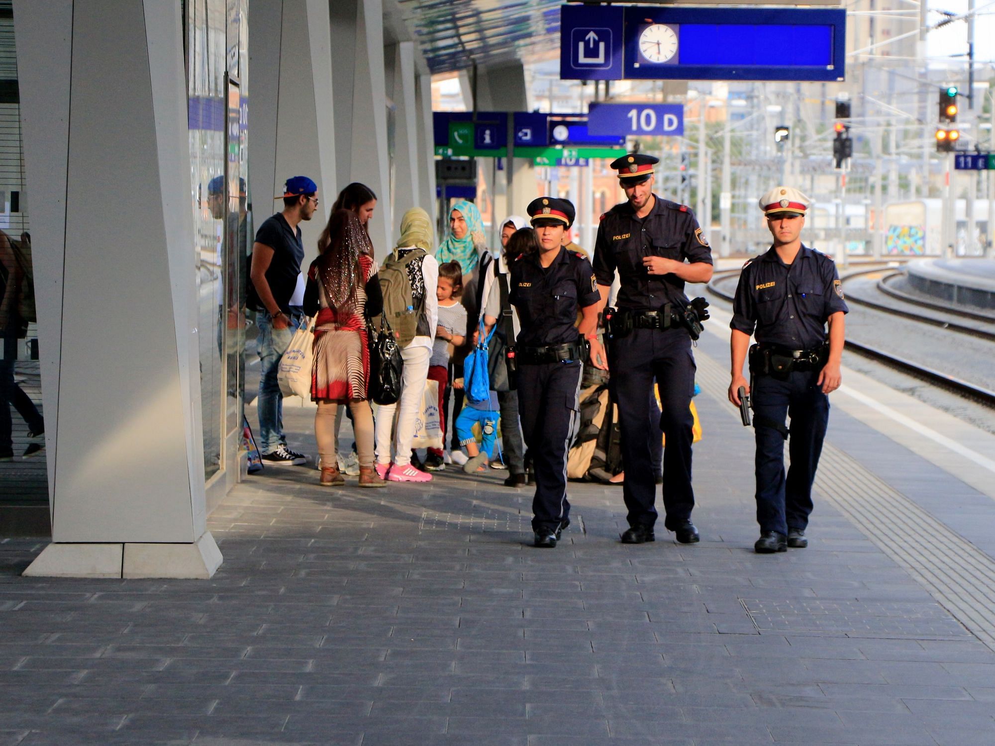 Wegschauen: Statt die Papiere der offensichtlich illegal Eingereisten zu kontrollieren, dreht ihnen die Polizei den Rücken zu und schlendert weiter den Bahnsteig entlang.